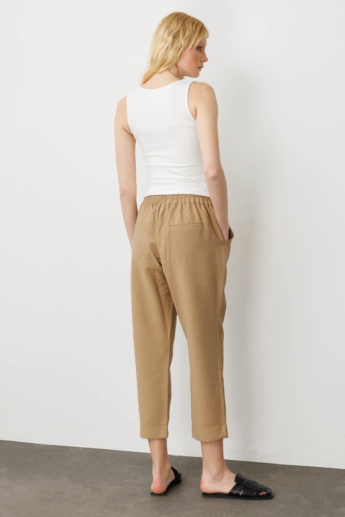 KMYPT04Kadın Beli Lastikli Yan Cepli Havuç Kesim Keten Pantolon Camel