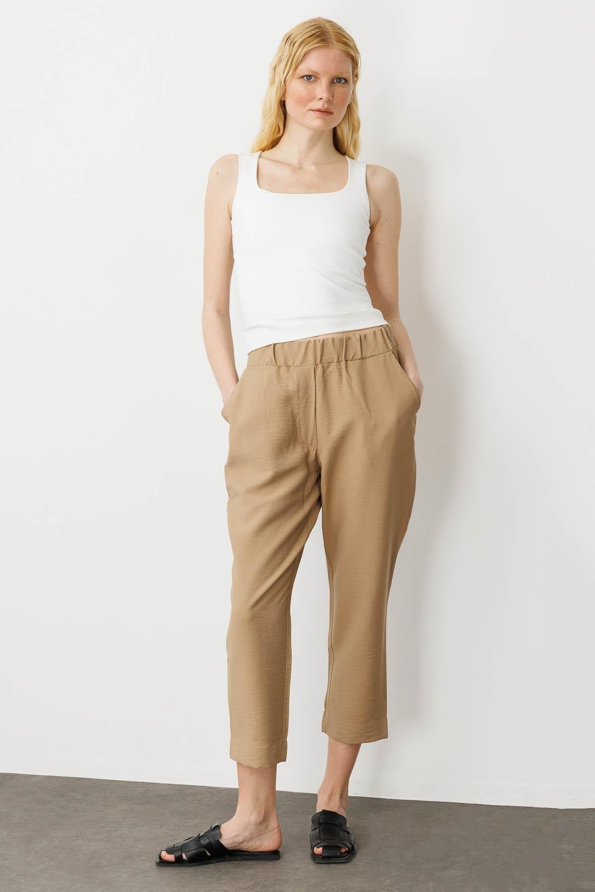 KMYPT04Kadın Beli Lastikli Yan Cepli Havuç Kesim Keten Pantolon Camel