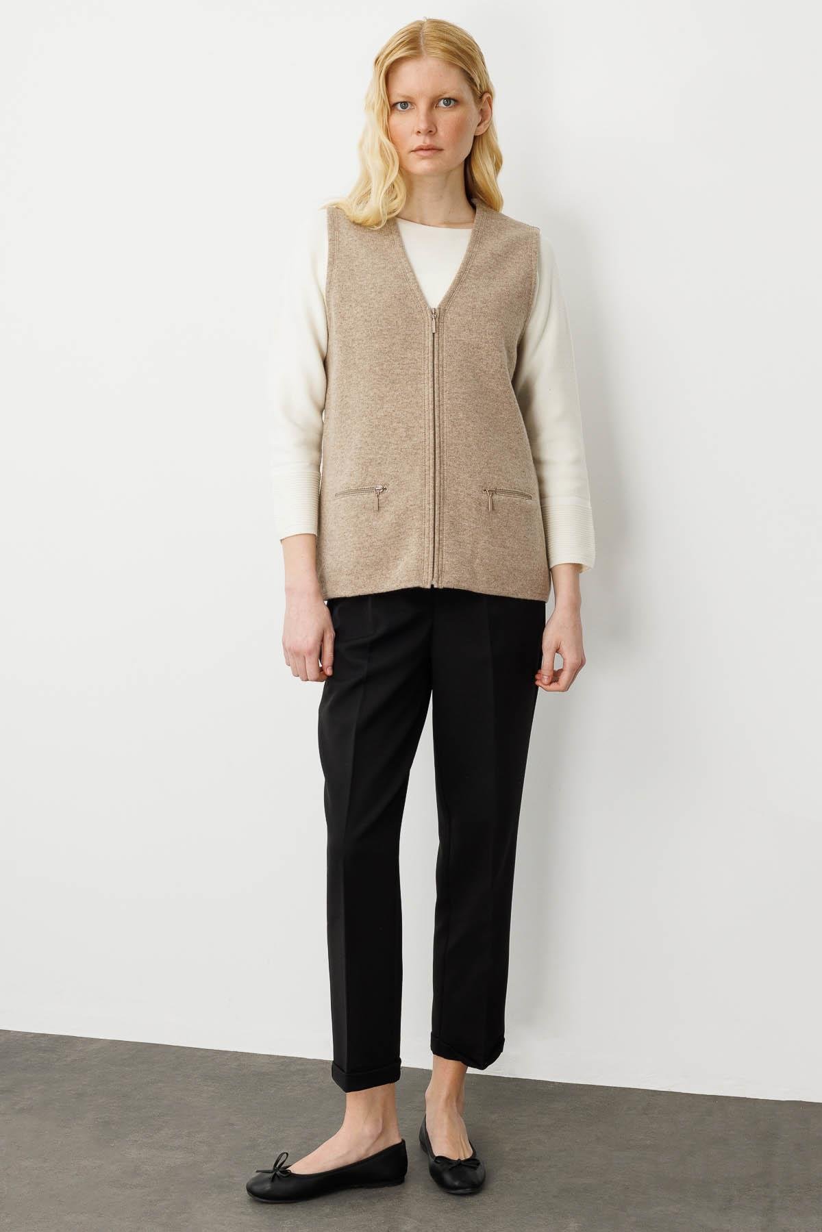 22003Kadın Çelik Örgü Cebi Fermuarlı Düz Triko Yelek K.Bej