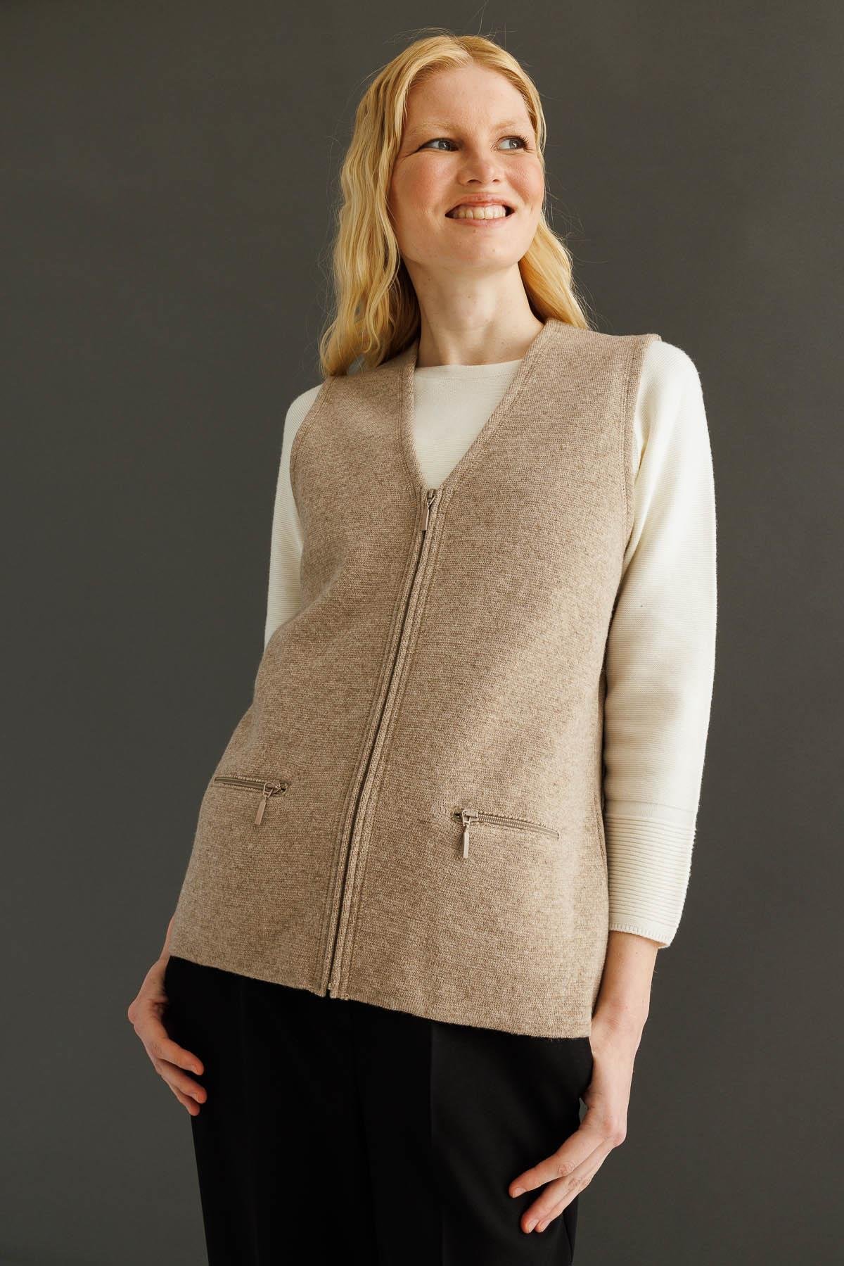 22003Kadın Çelik Örgü Cebi Fermuarlı Düz Triko Yelek K.Bej