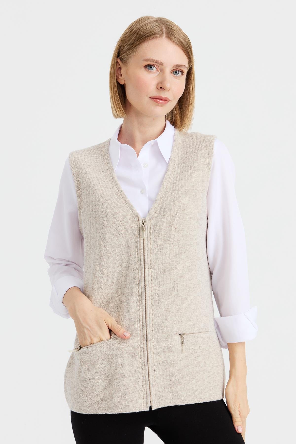 22003Жилет женский шерстяной светло-бежевый