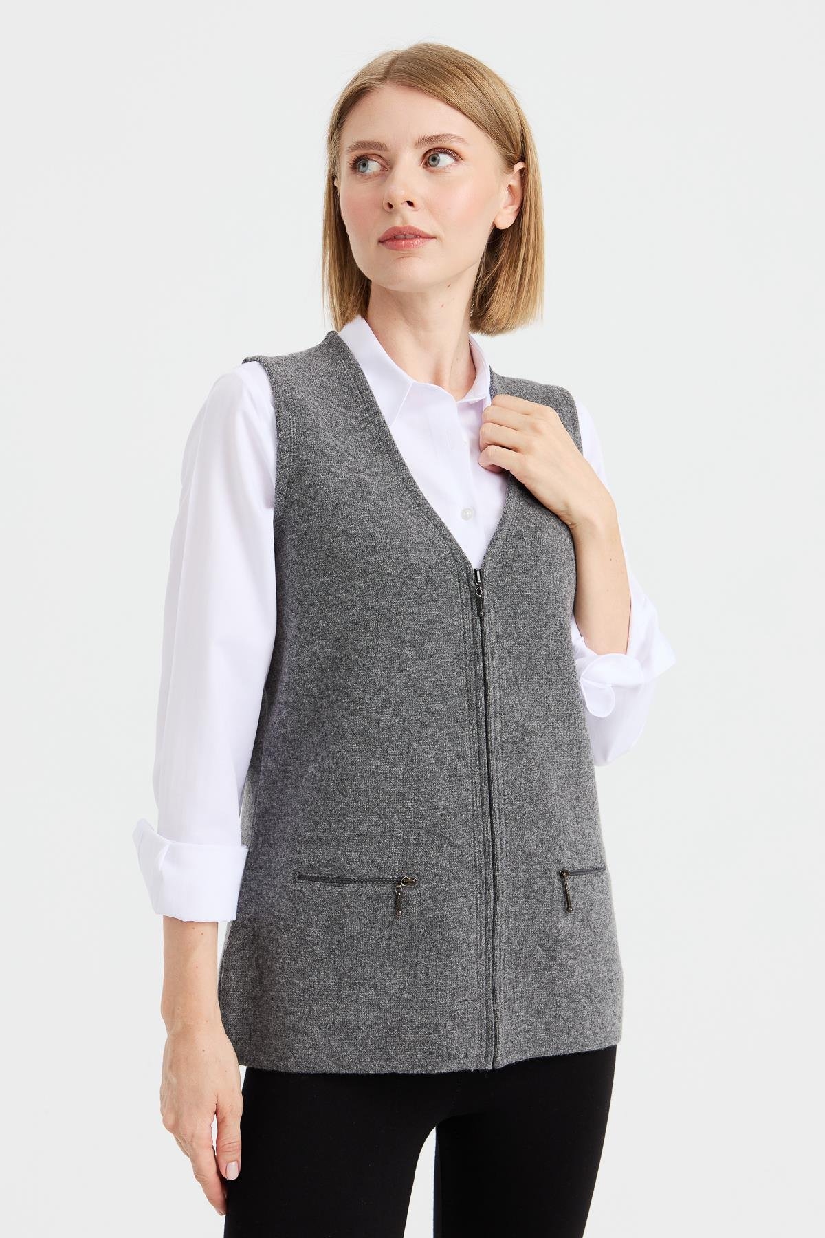 22003Женский шерстяной жилет пепельно-серый