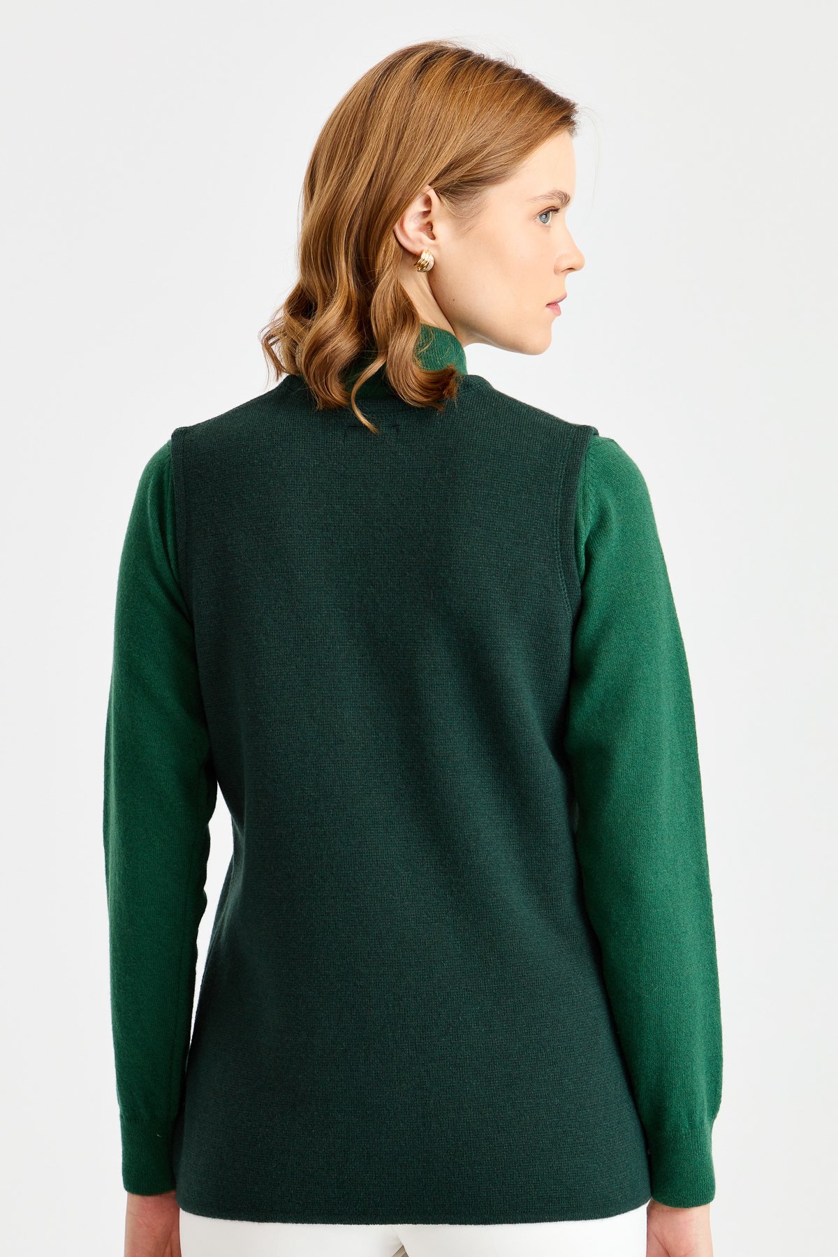 22003Женский шерстяной жилет зеленый