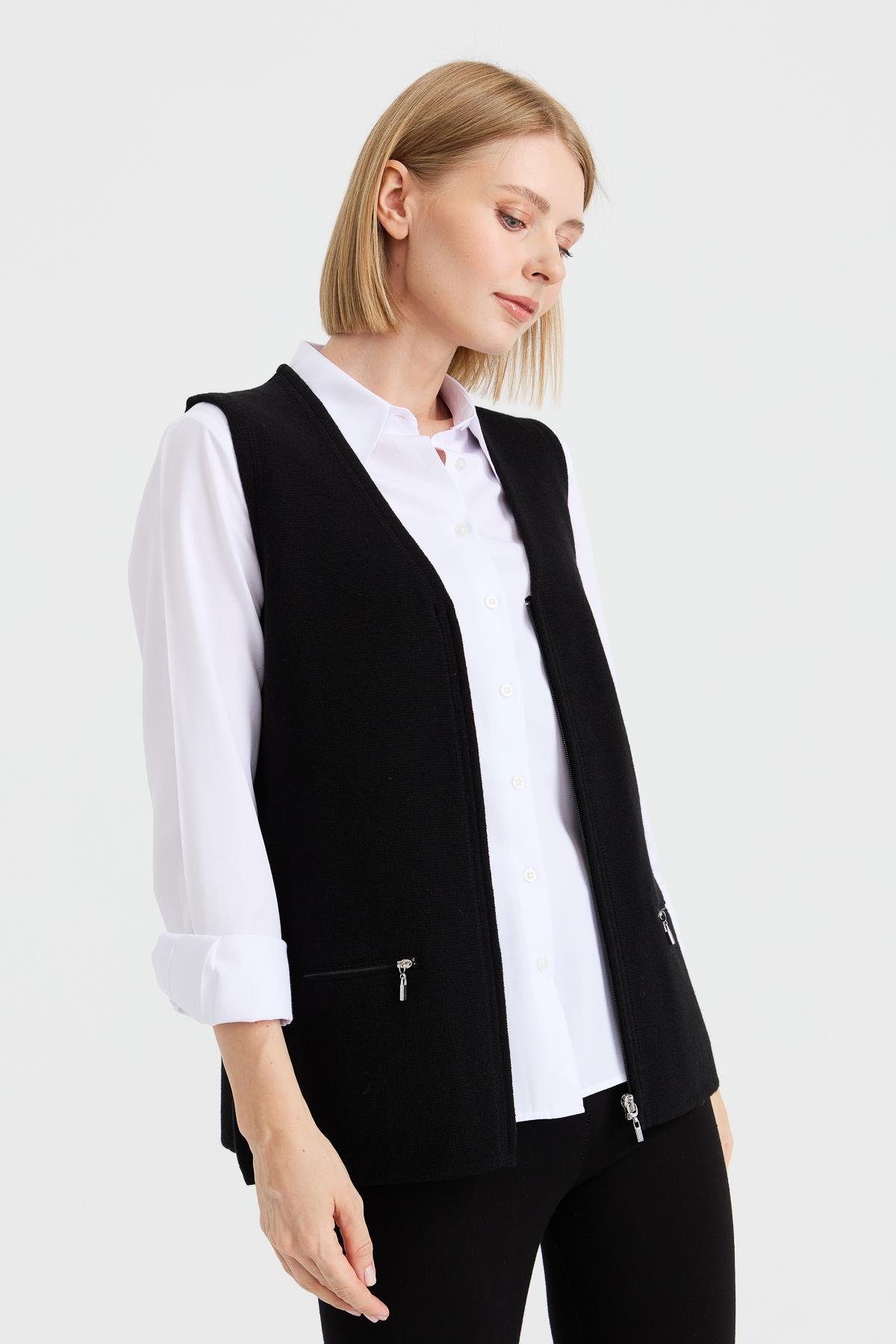 22003Женский шерстяной жилет черный