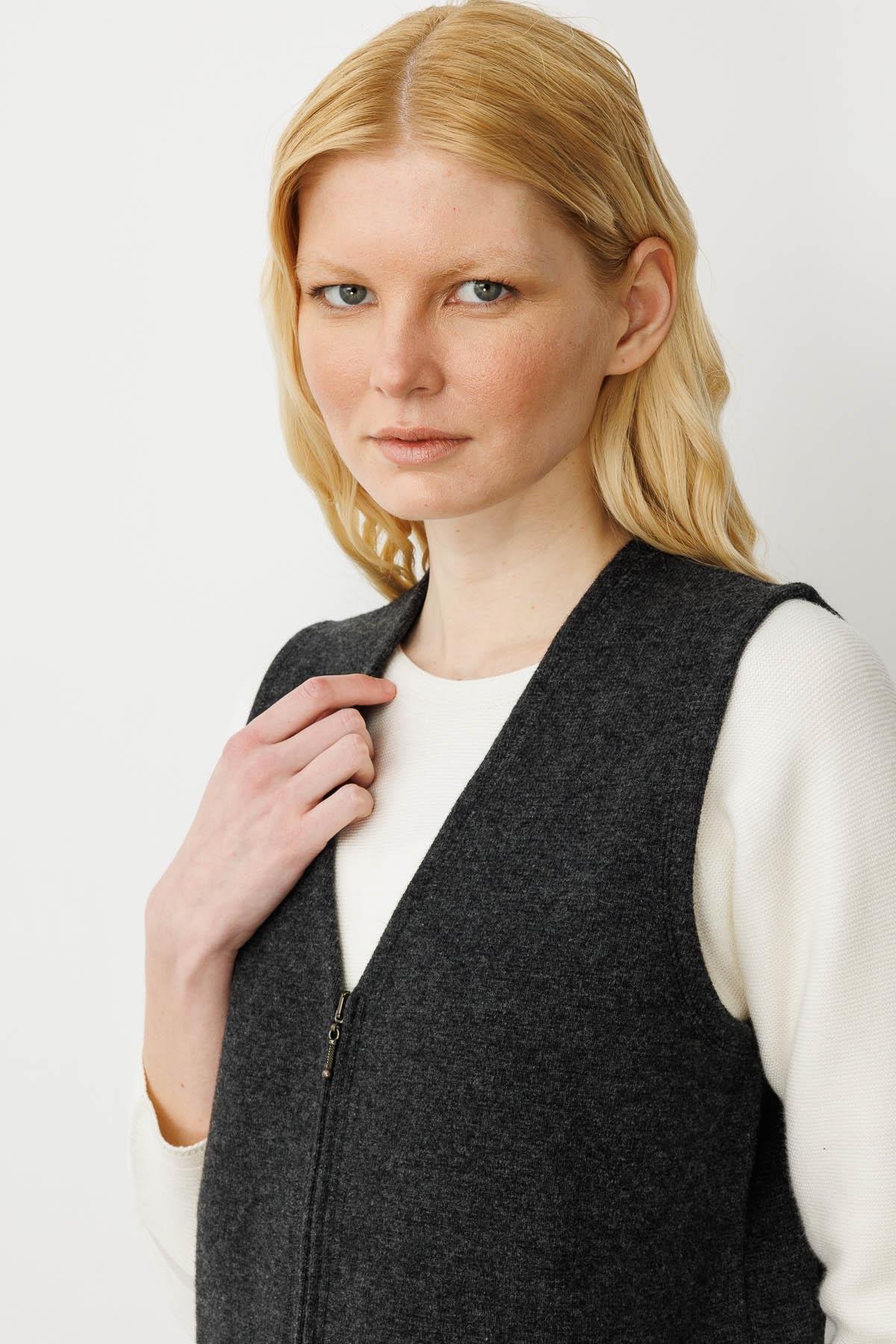 22003Женский шерстяной жилет темно-пепельно-серый