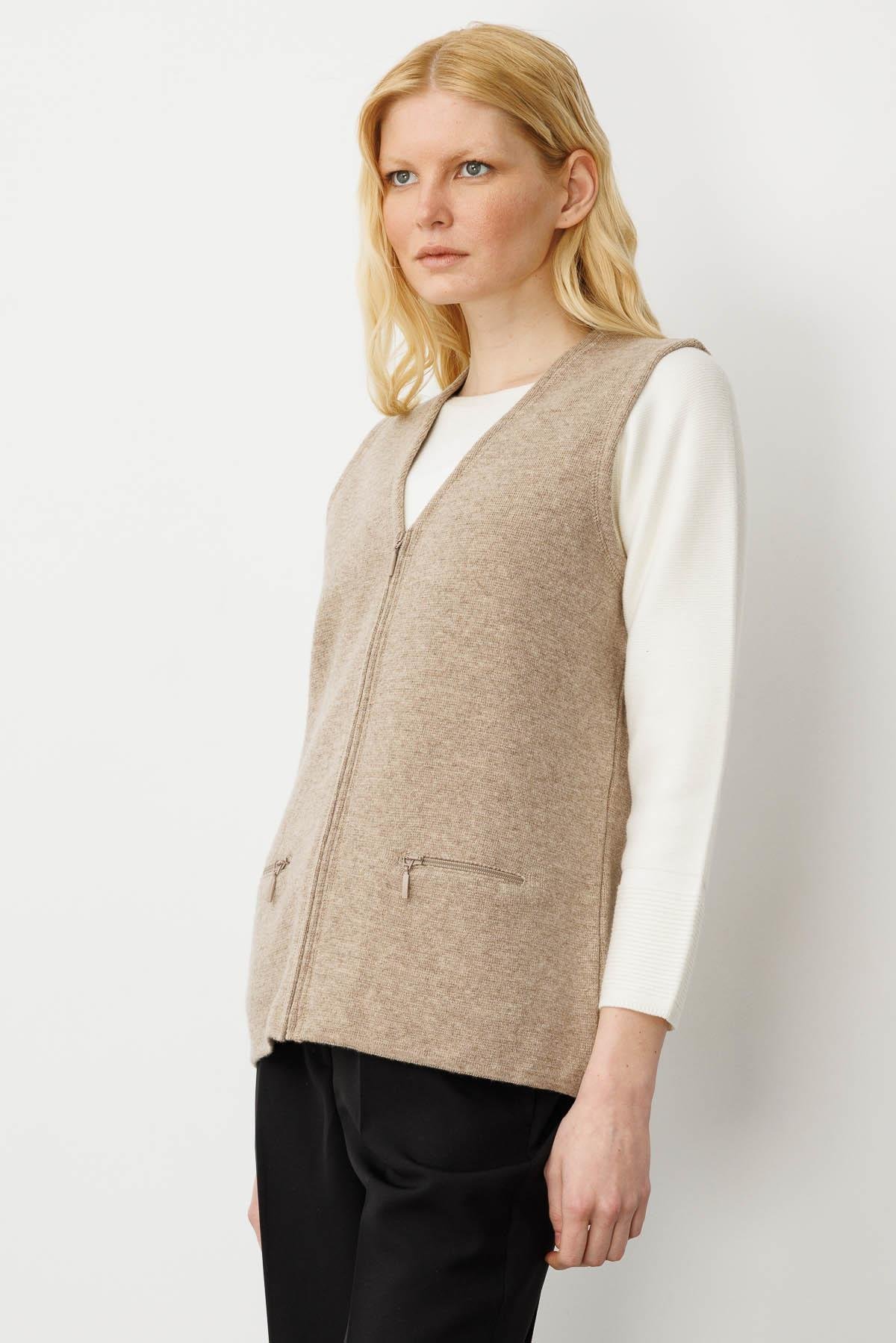 22003Kadın Çelik Örgü Cebi Fermuarlı Düz Triko Yelek K.Bej