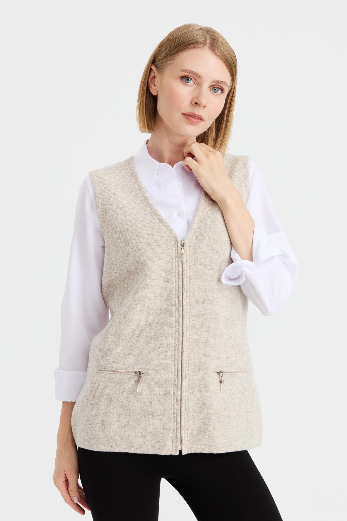 22003Жилет женский шерстяной светло-бежевый