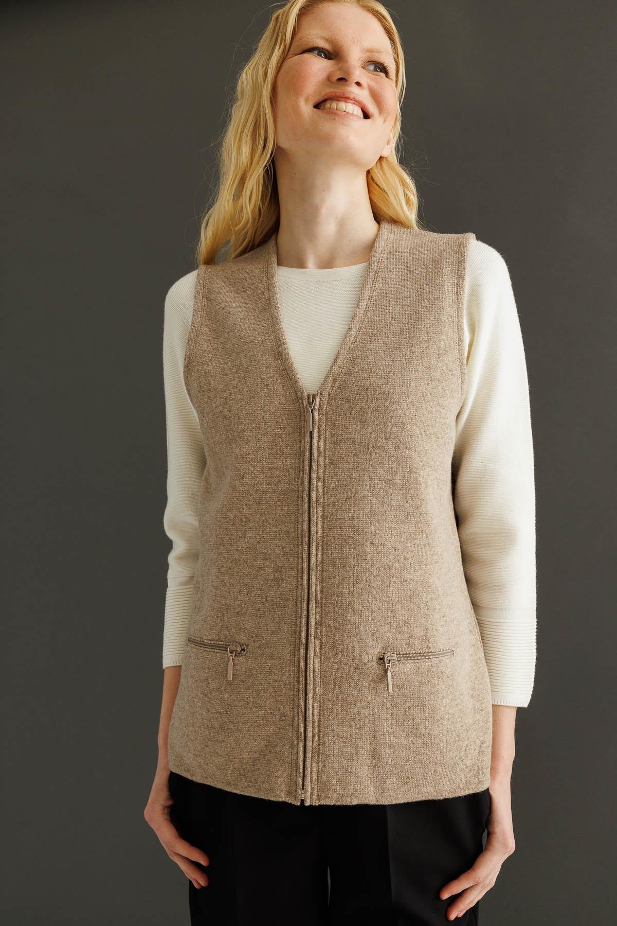 22003Kadın Çelik Örgü Cebi Fermuarlı Düz Triko Yelek K.Bej