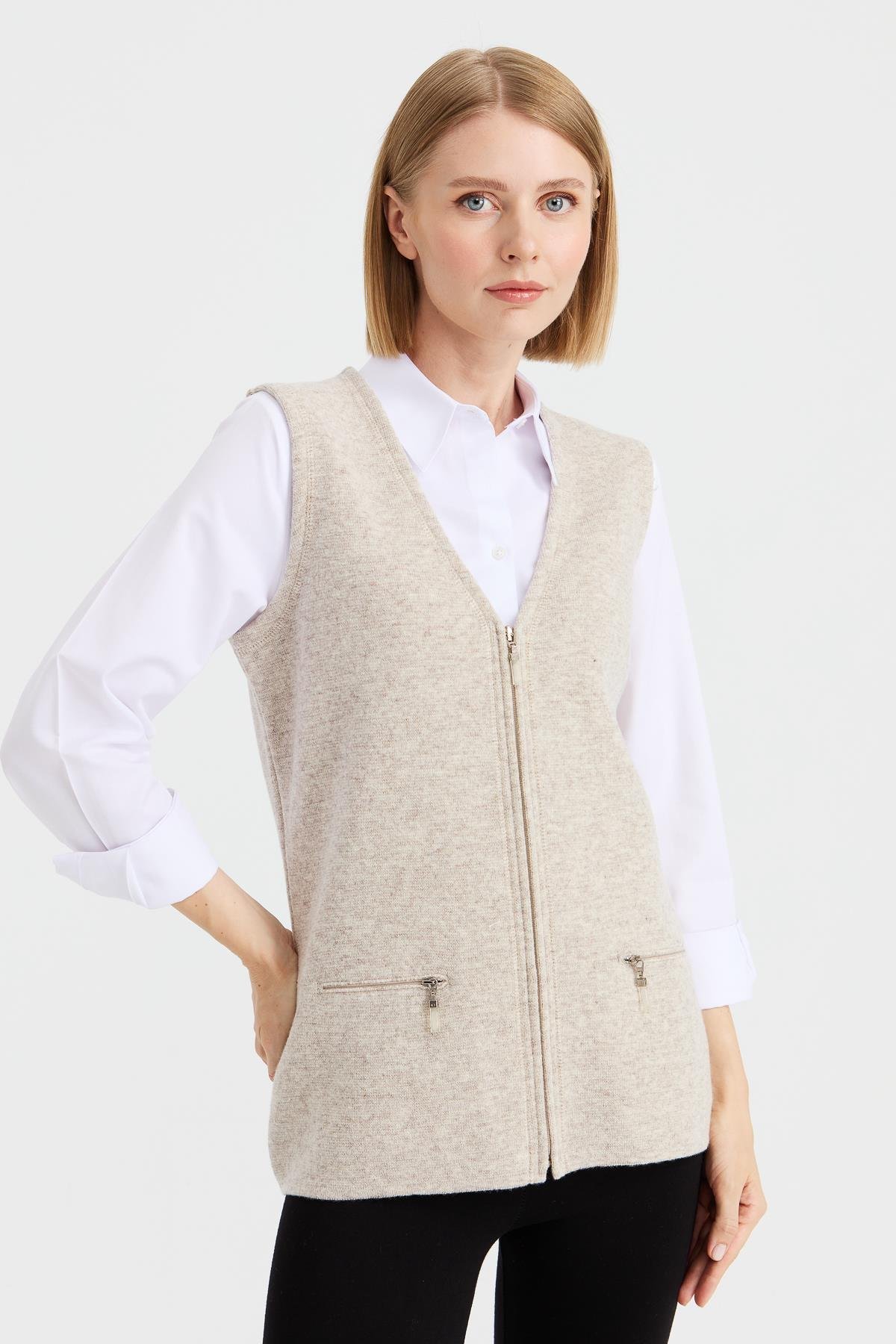 22003Жилет женский шерстяной светло-бежевый