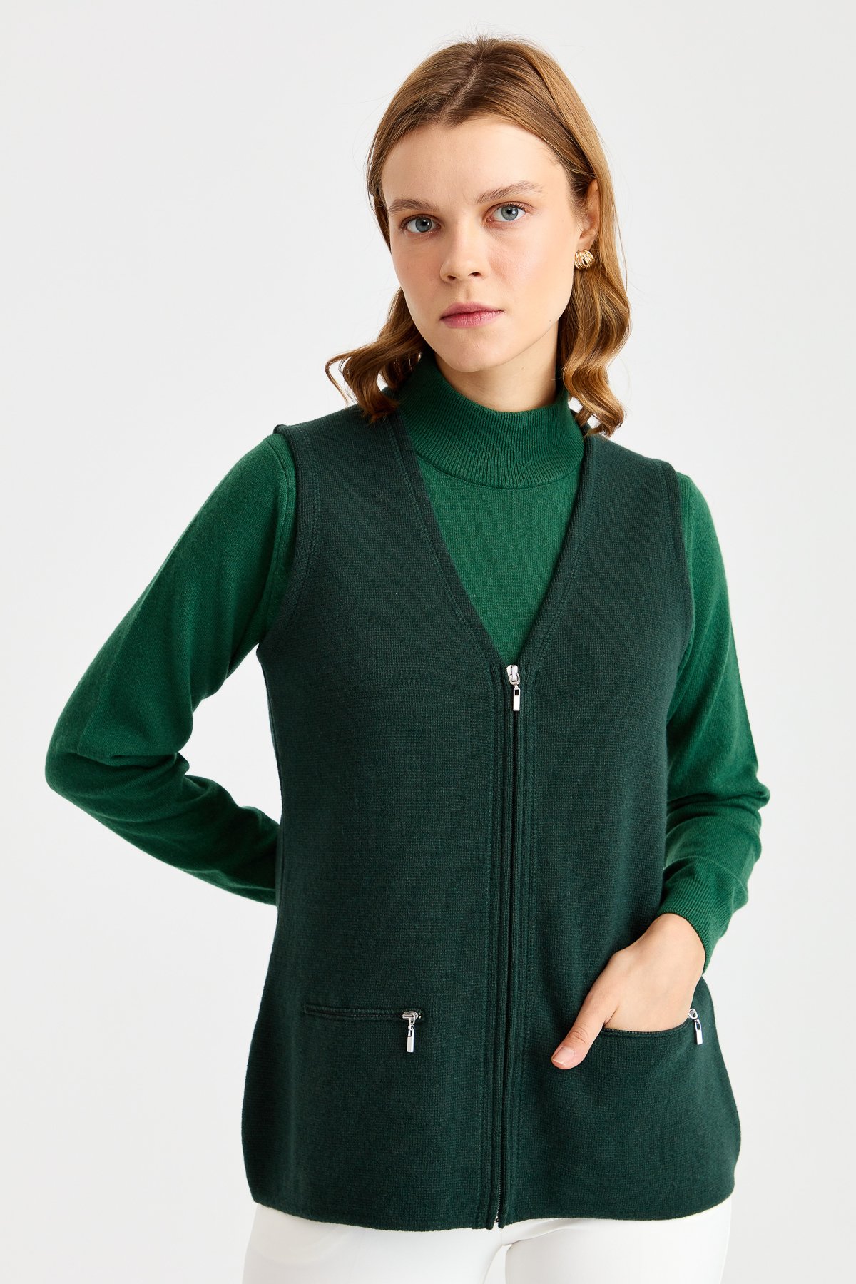 22003Женский шерстяной жилет зеленый