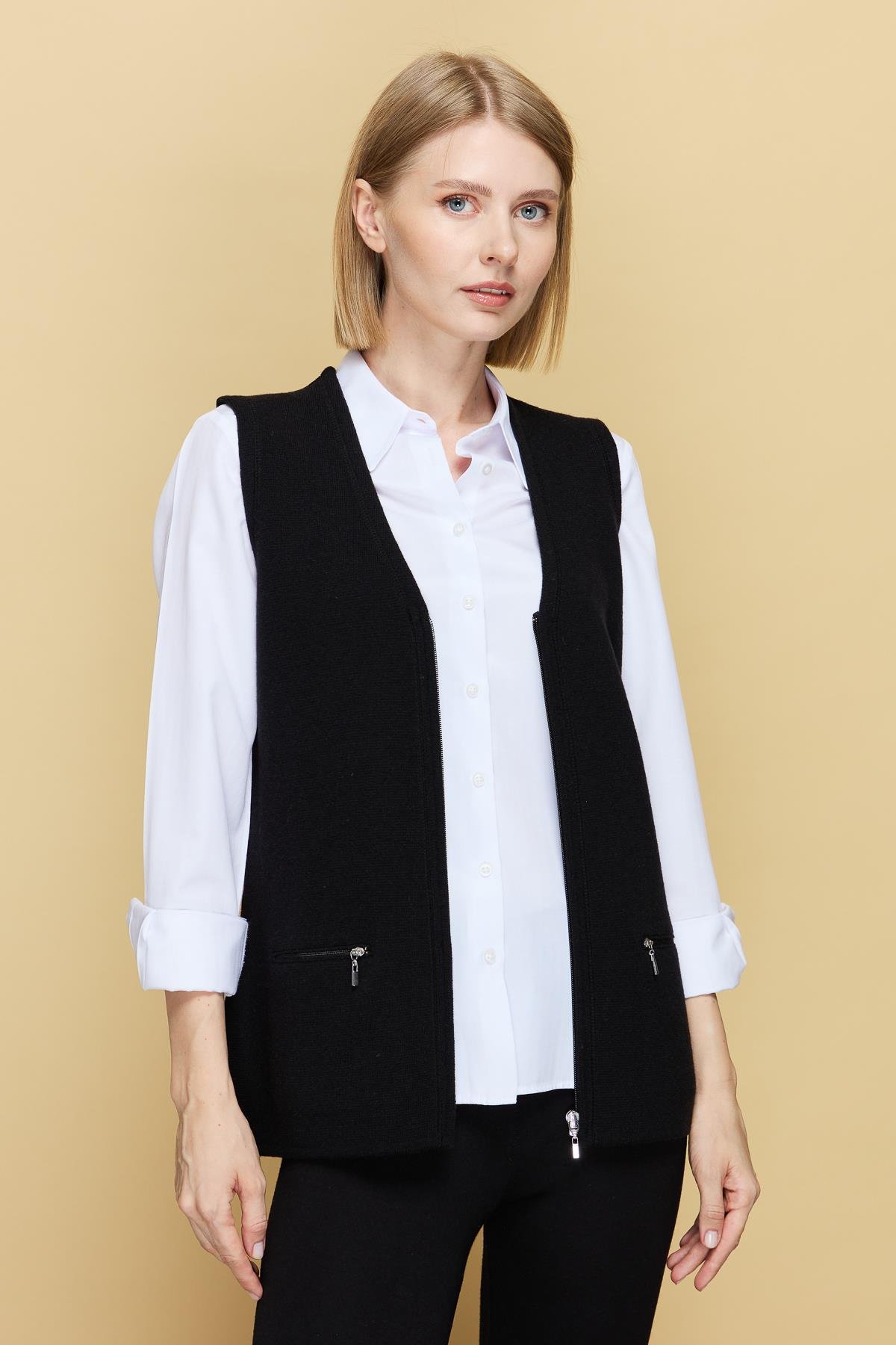 22003Женский шерстяной жилет черный