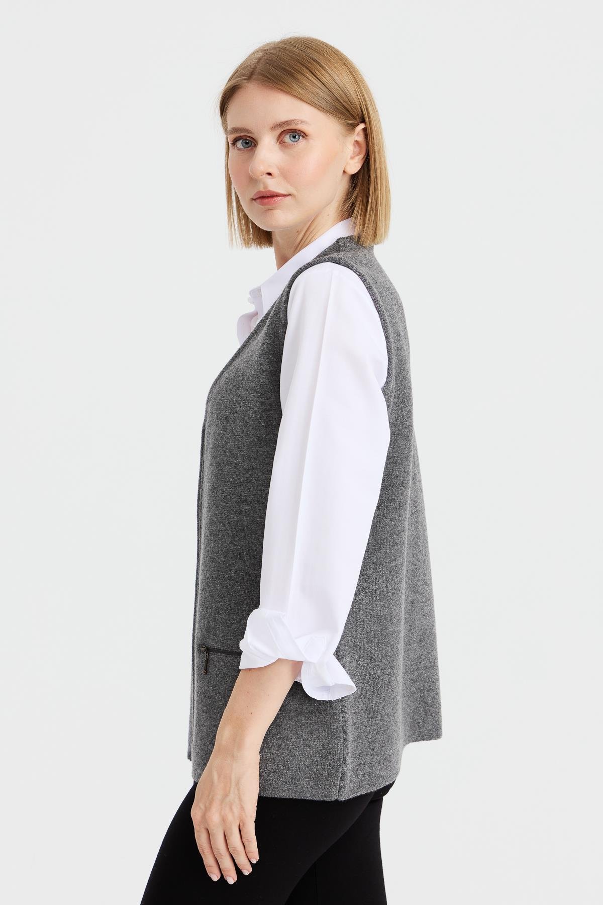 22003Женский шерстяной жилет пепельно-серый