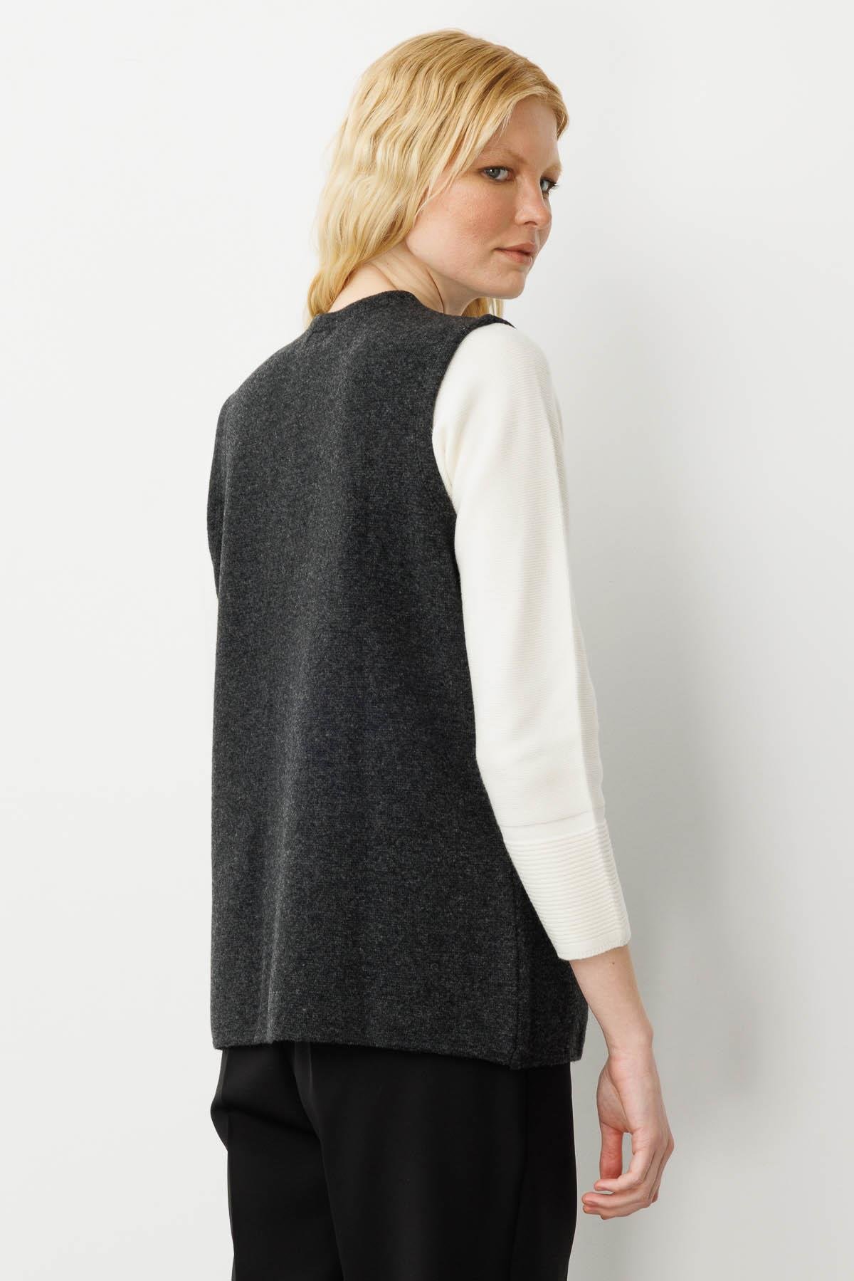22003Женский шерстяной жилет темно-пепельно-серый