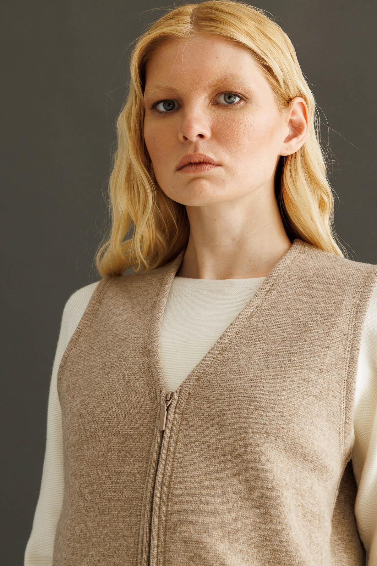 22003Kadın Çelik Örgü Cebi Fermuarlı Düz Triko Yelek K.Bej