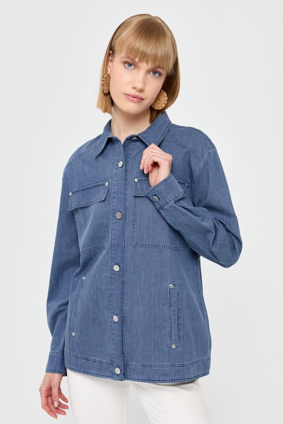 KMY24095Kadın Cepleri Zımbalı Kot Ceket M.İndigo