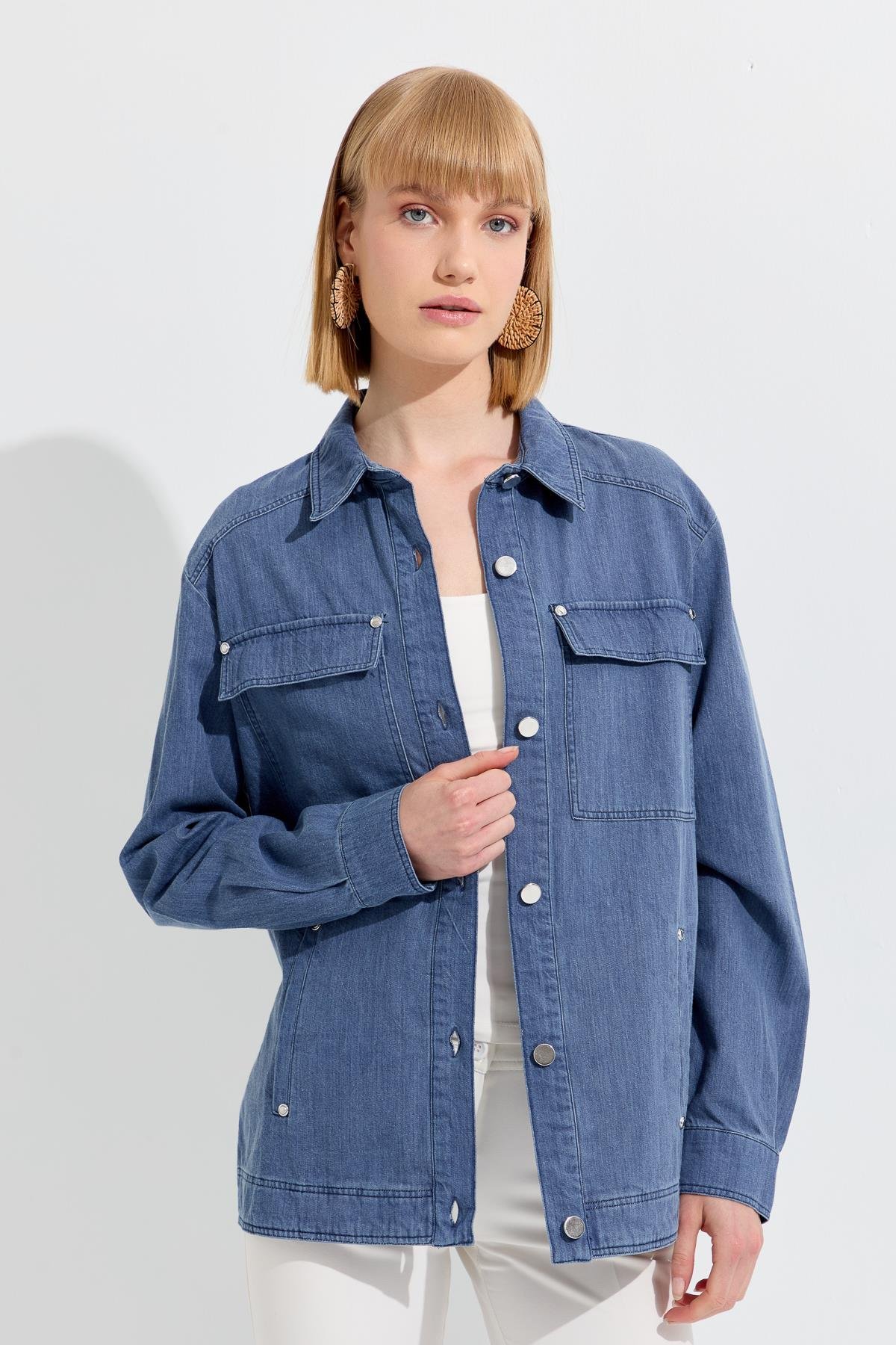 KMY24095Kadın Cepleri Zımbalı Kot Ceket M.İndigo