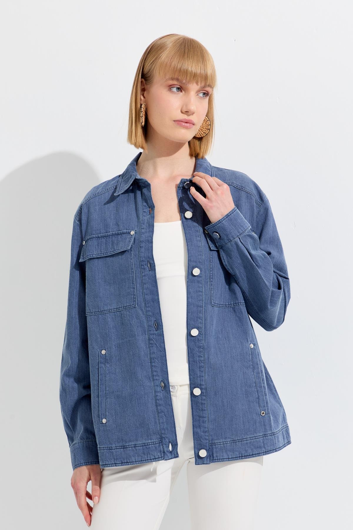 KMY24095Kadın Cepleri Zımbalı Kot Ceket M.İndigo