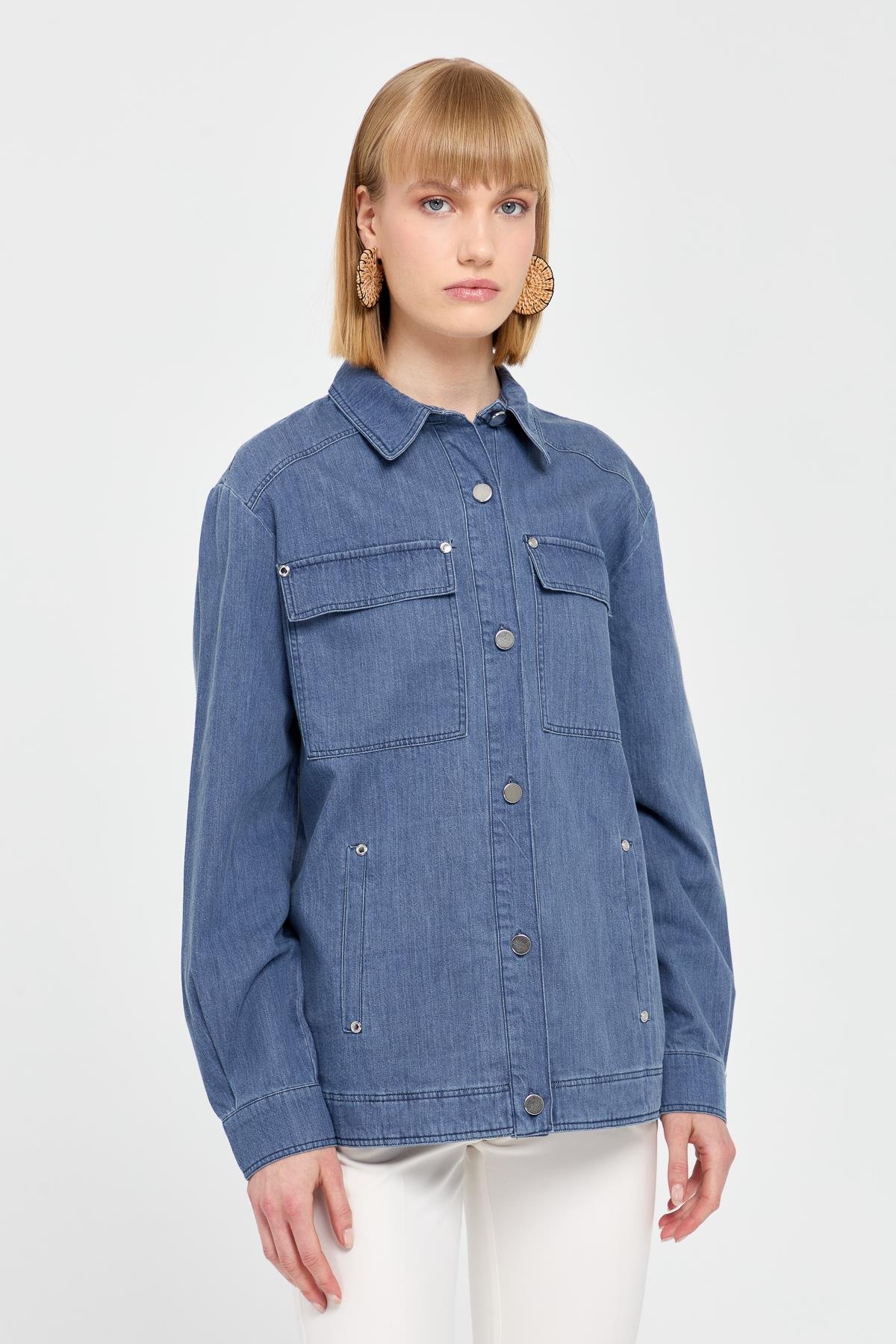 KMY24095Kadın Cepleri Zımbalı Kot Ceket M.İndigo