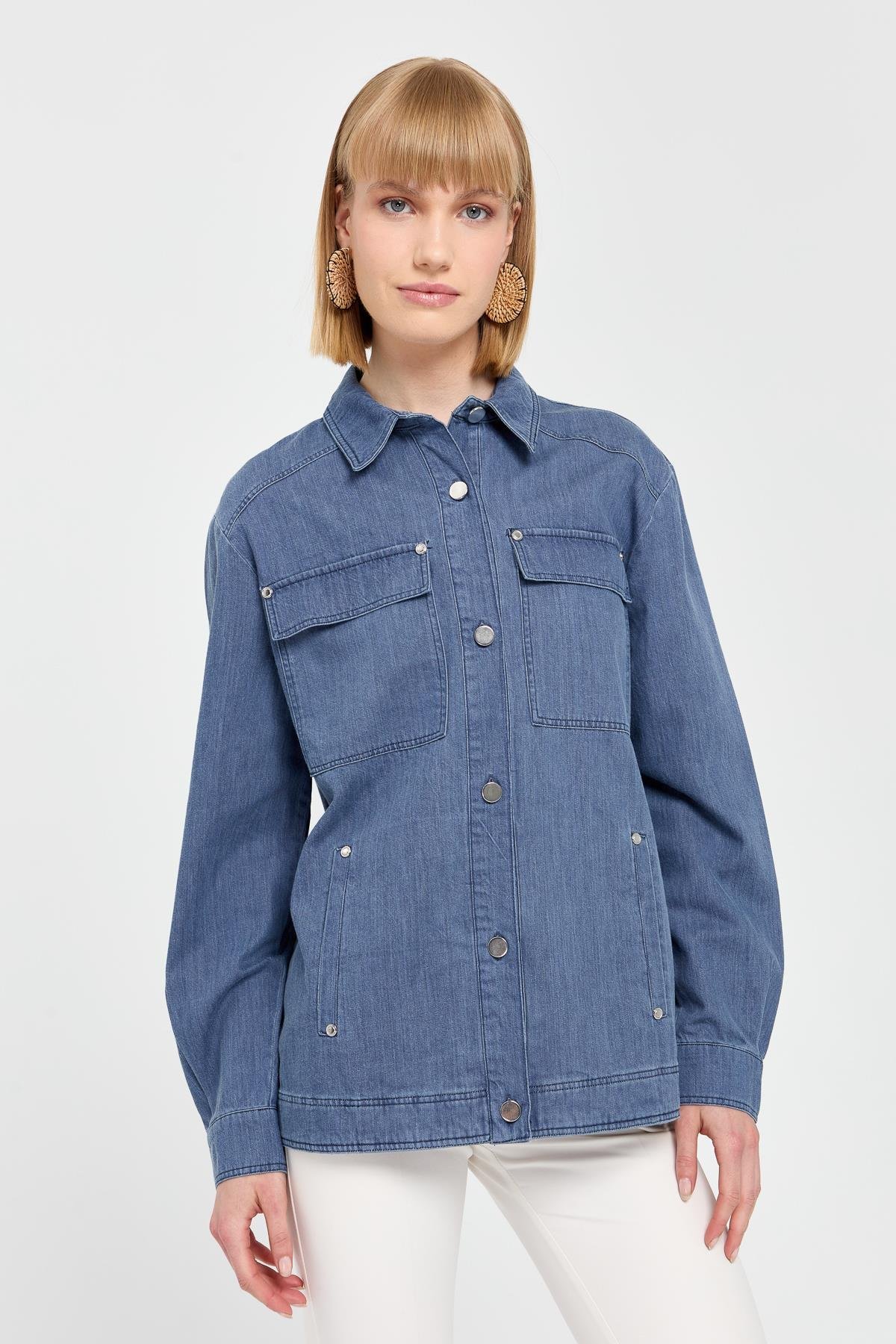 KMY24095Kadın Cepleri Zımbalı Kot Ceket M.İndigo