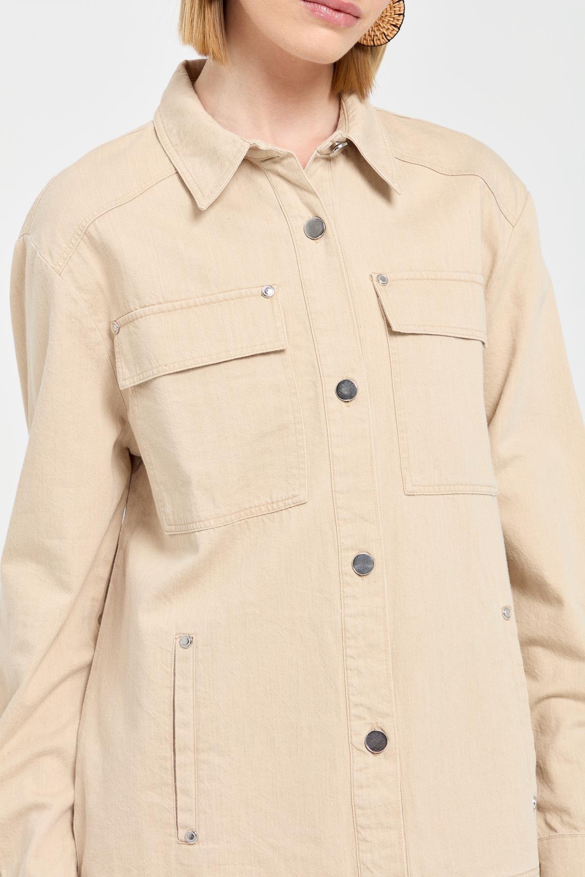 KMY24095Kadın Cepleri Zımbalı Kot Ceket Susam