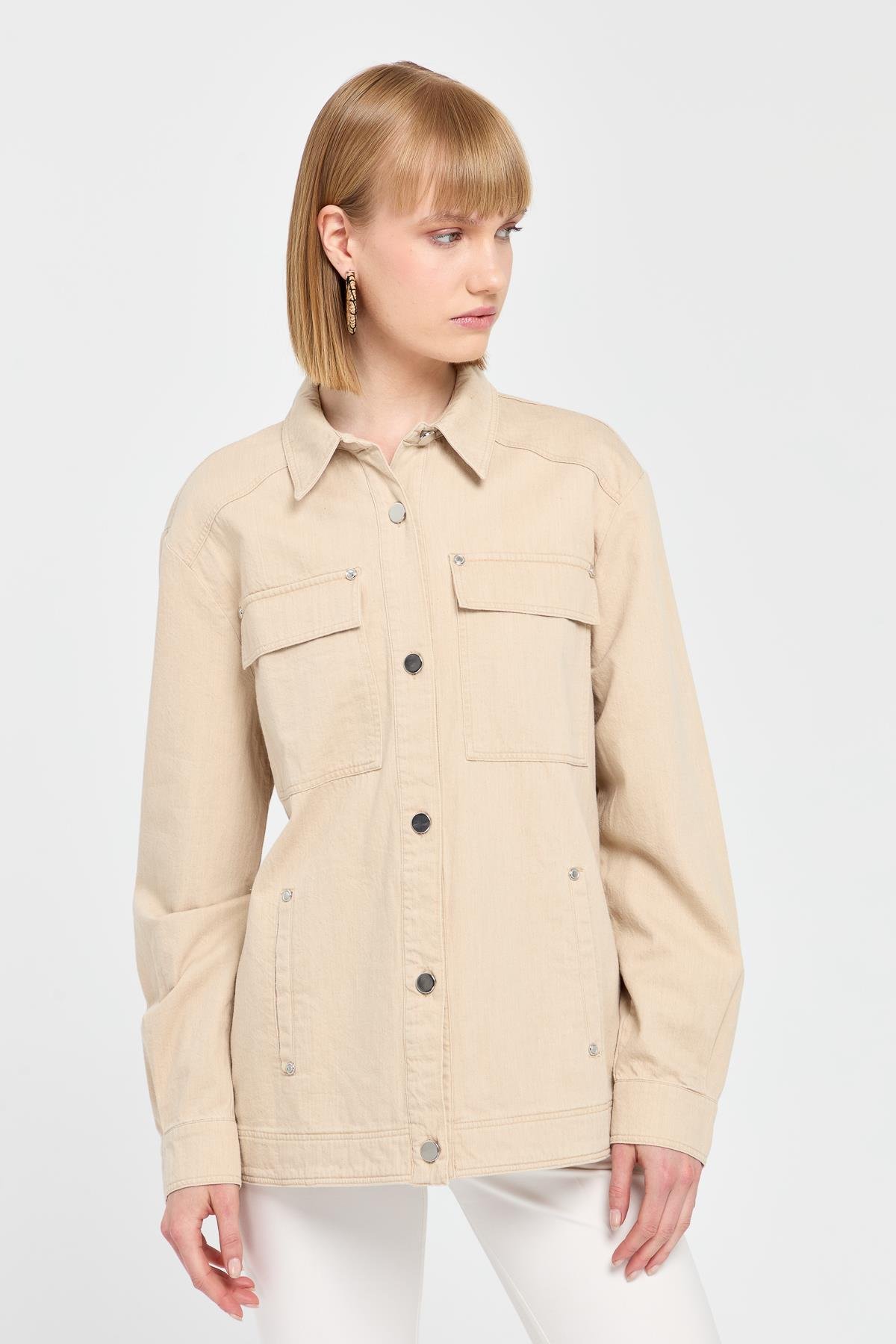 KMY24095Kadın Cepleri Zımbalı Kot Ceket Susam