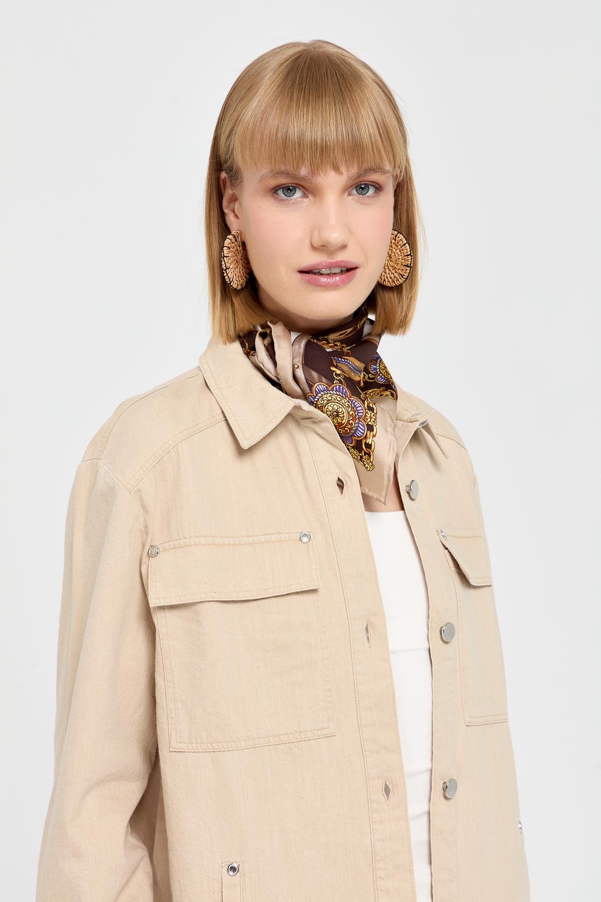 KMY24095Kadın Cepleri Zımbalı Kot Ceket Susam