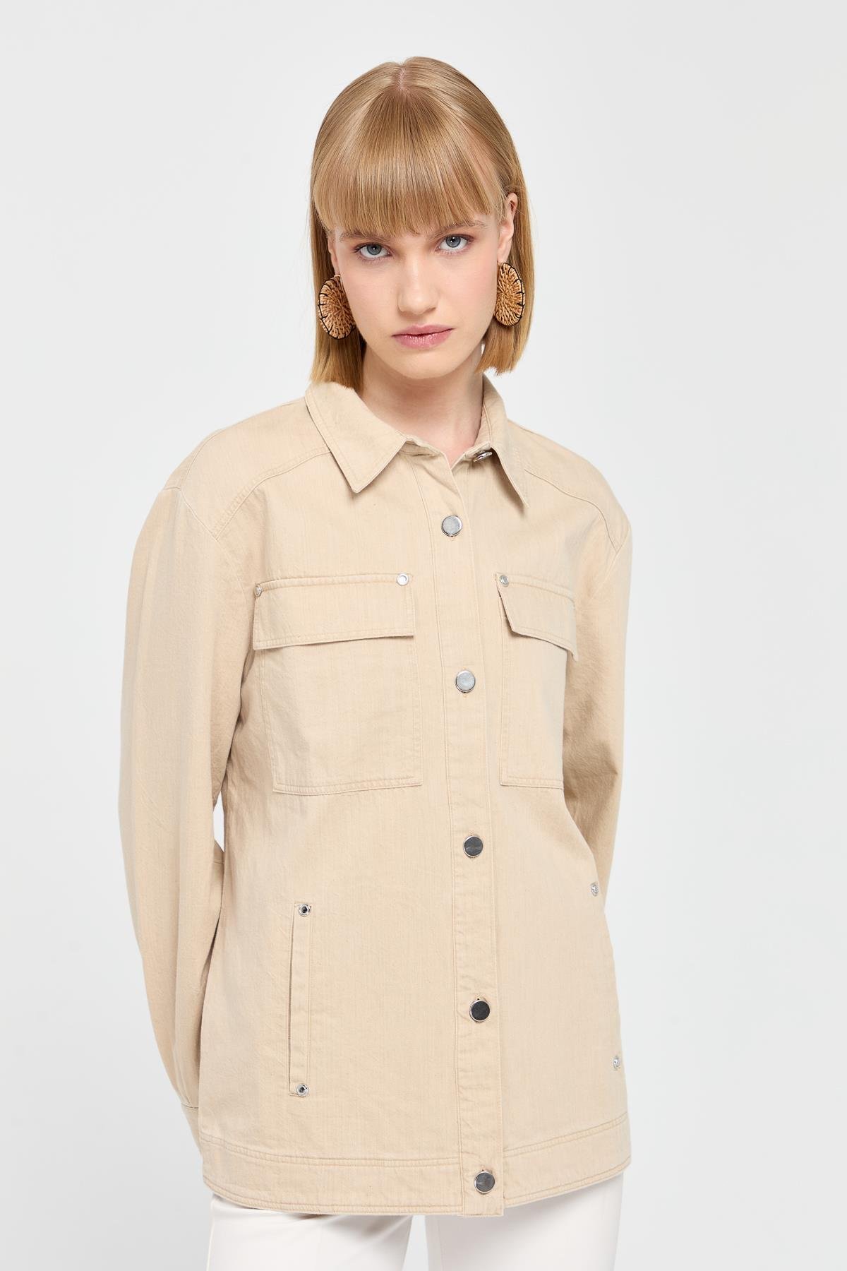 KMY24095Kadın Cepleri Zımbalı Kot Ceket Susam