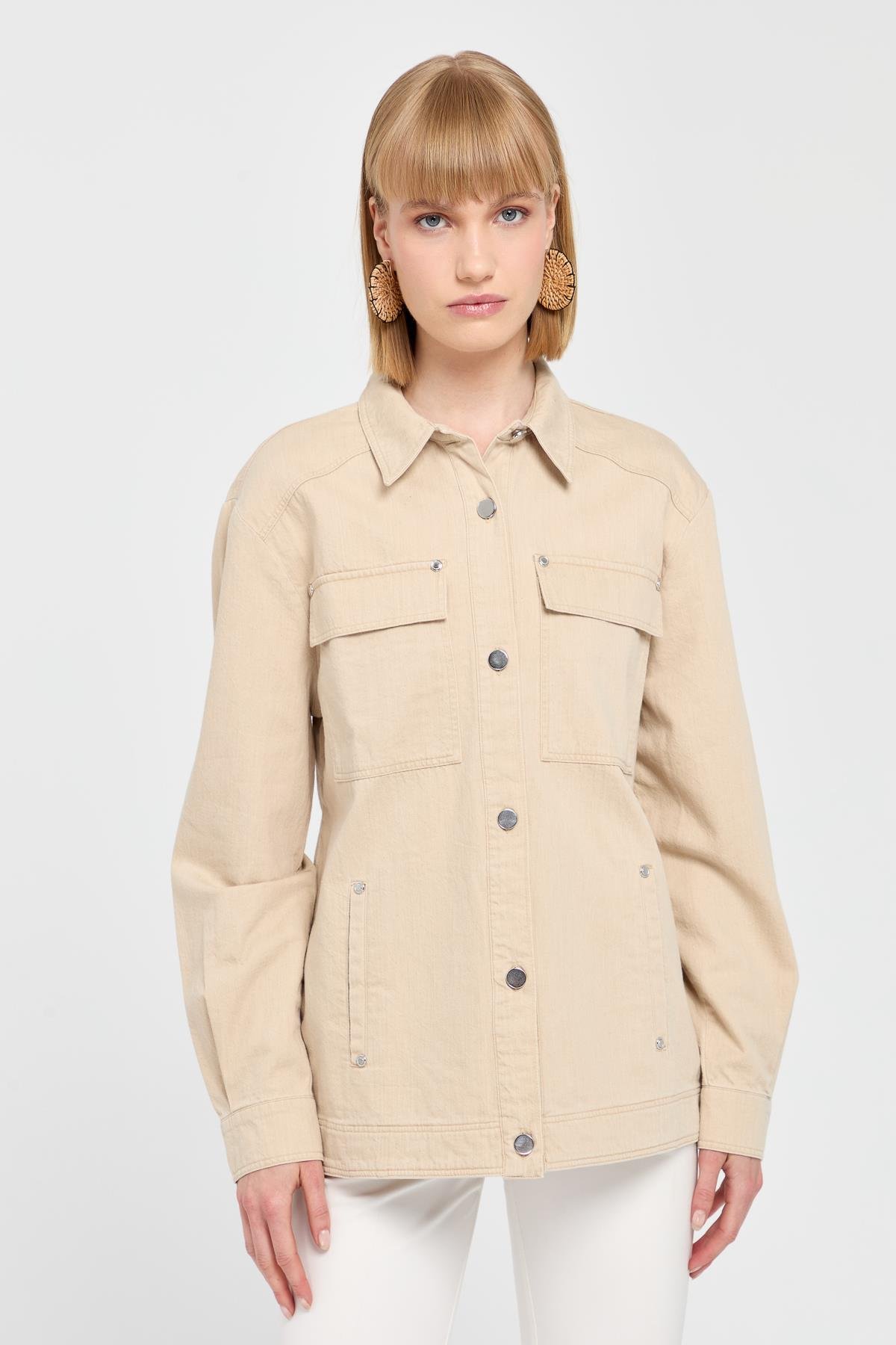 KMY24095Kadın Cepleri Zımbalı Kot Ceket Susam