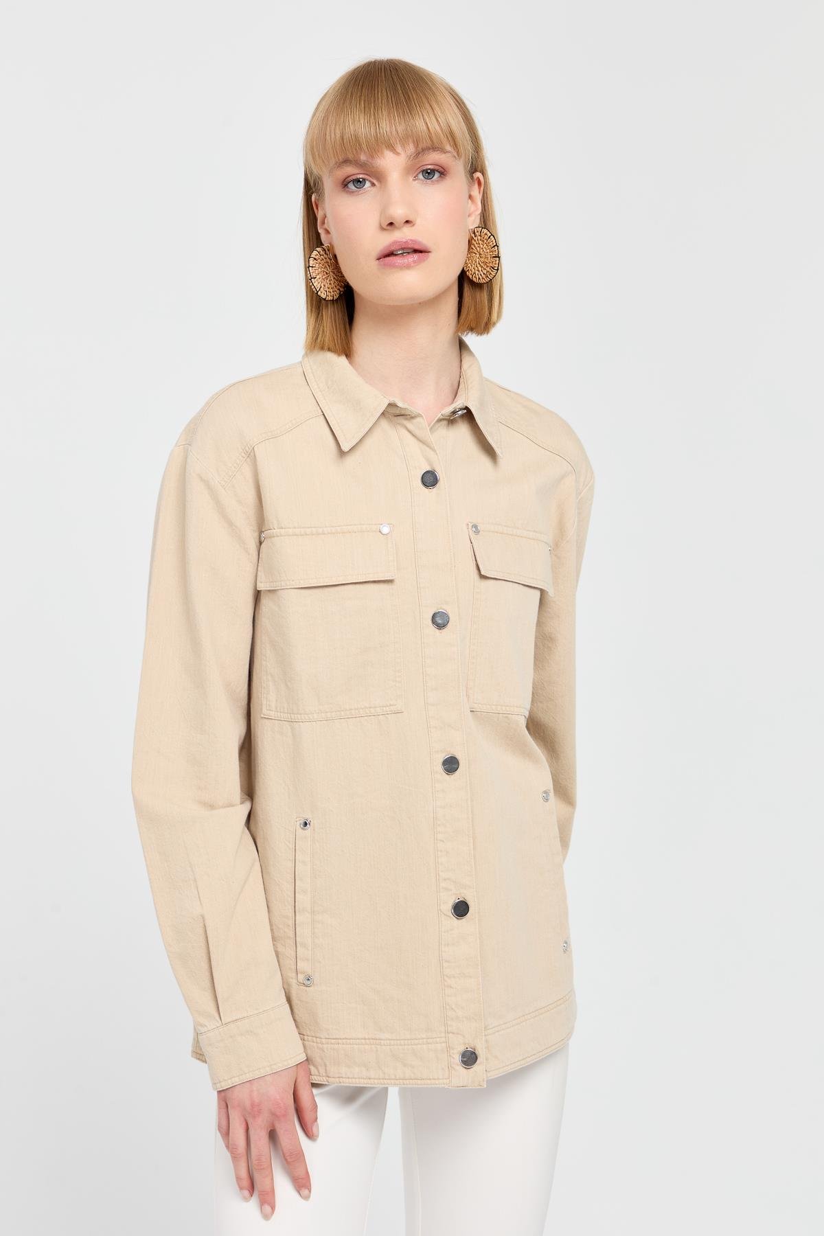 KMY24095Kadın Cepleri Zımbalı Kot Ceket Susam