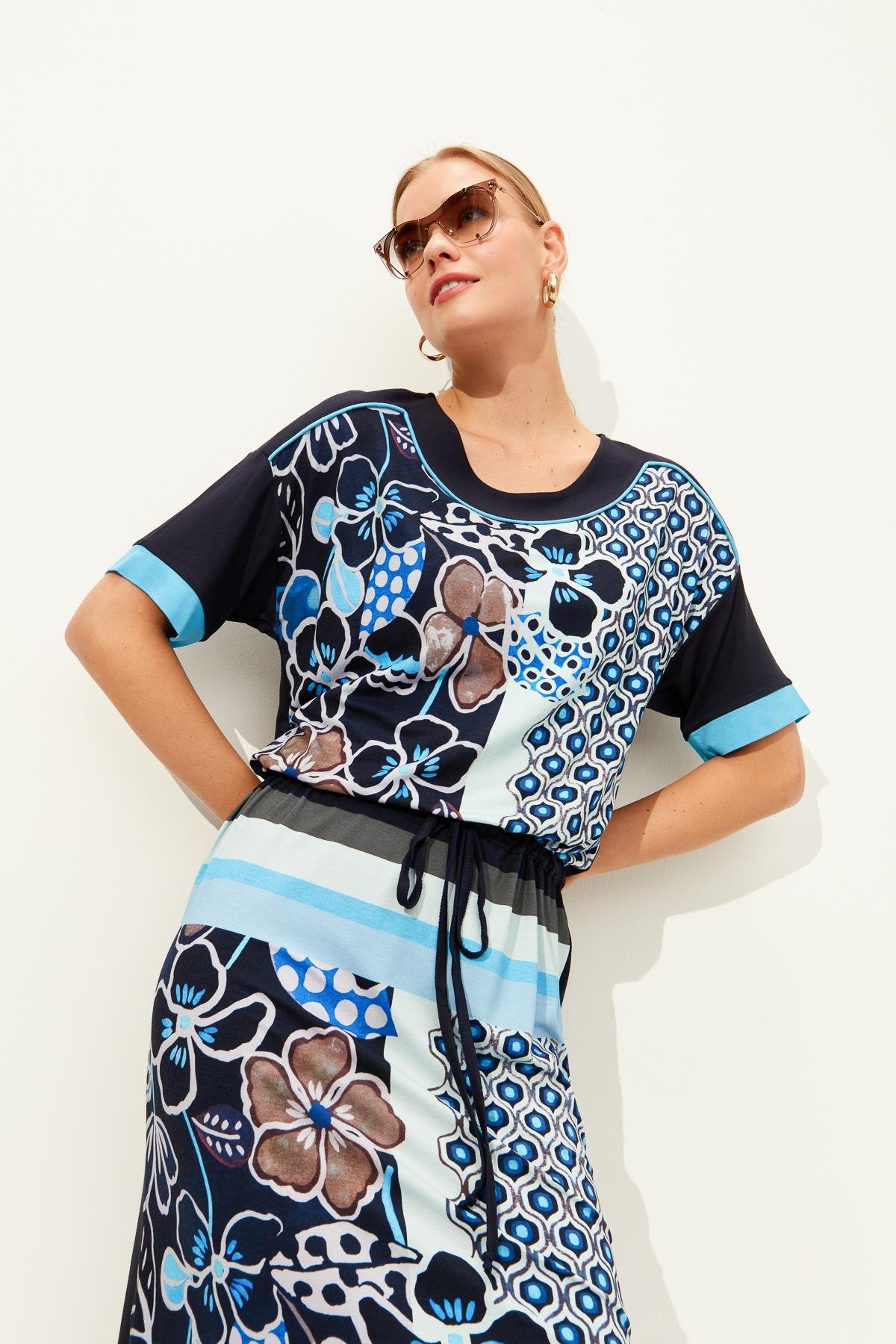 23725Женское хлопковое платье с рисунком и разрезом темно синее