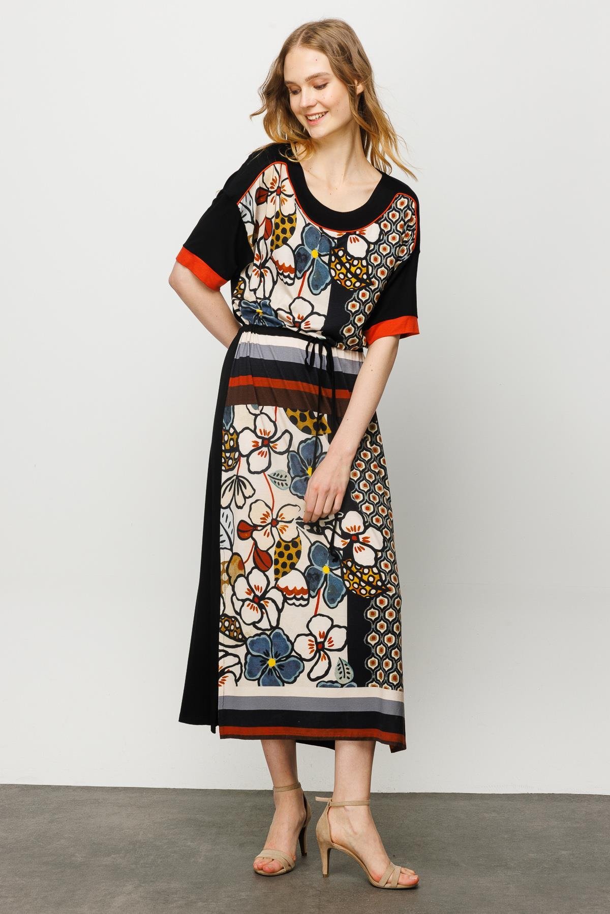 23725Kadın Çiçek Desenli Eteği Yırtmaçlı Penye Elbise Siyah