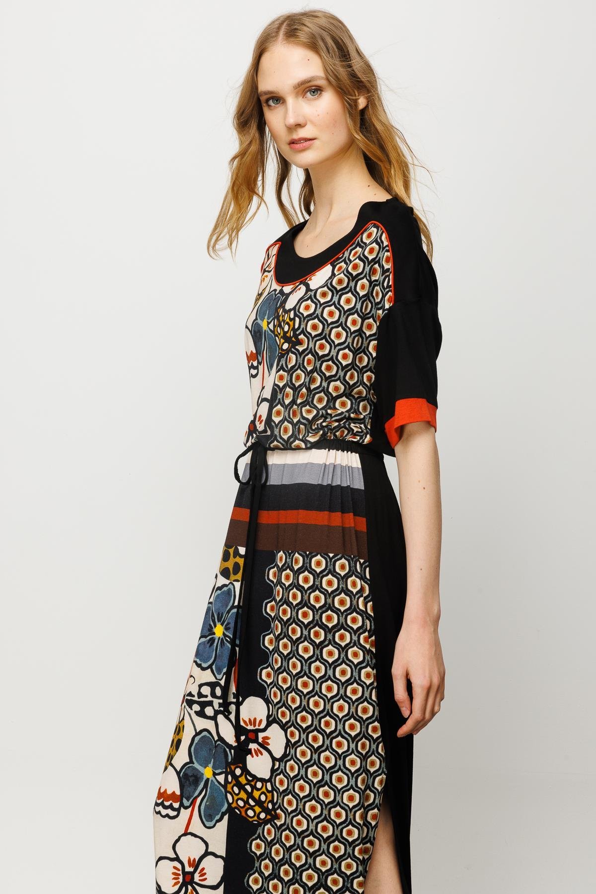 23725Kadın Çiçek Desenli Eteği Yırtmaçlı Penye Elbise Siyah