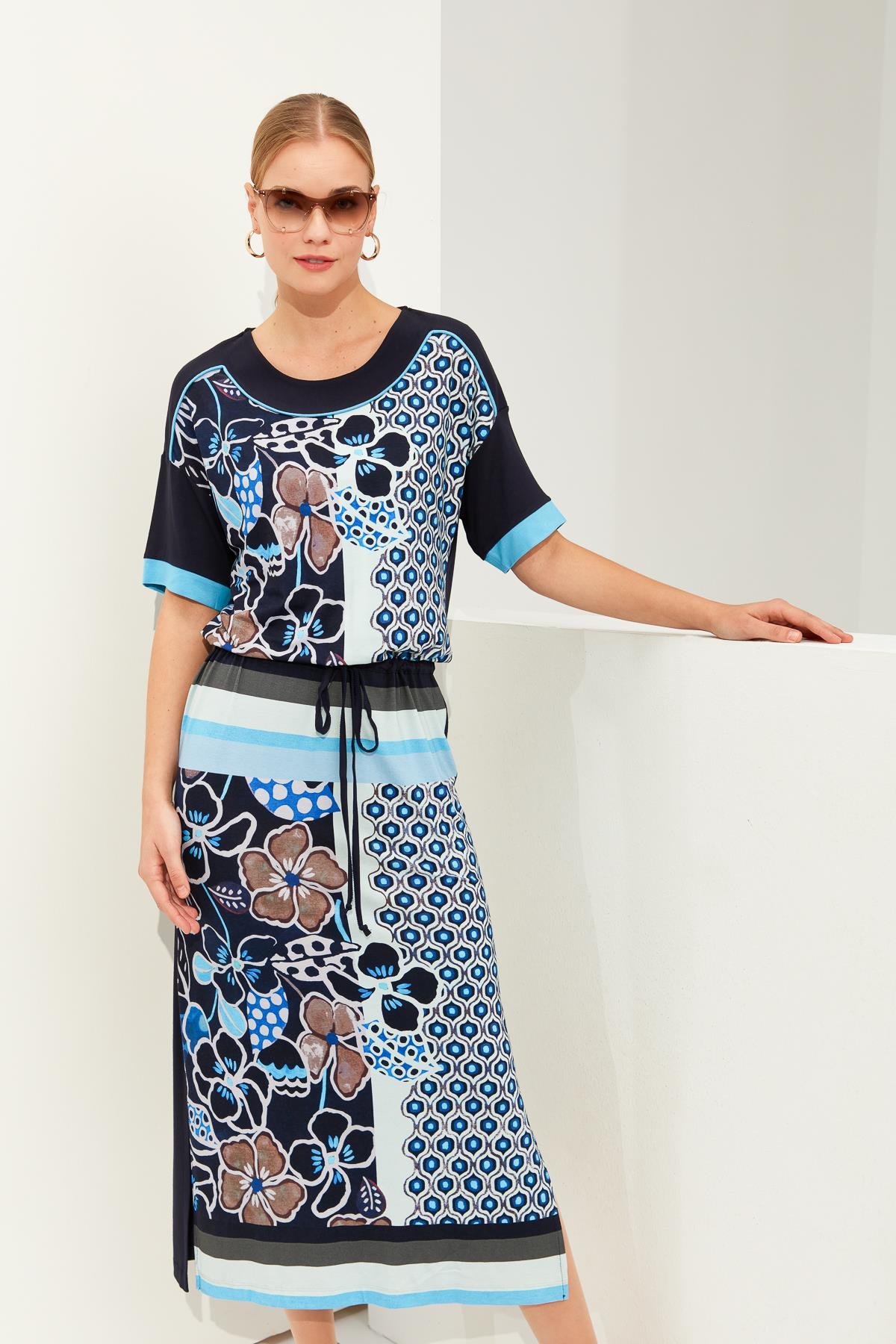 23725Женское хлопковое платье с рисунком и разрезом темно синее