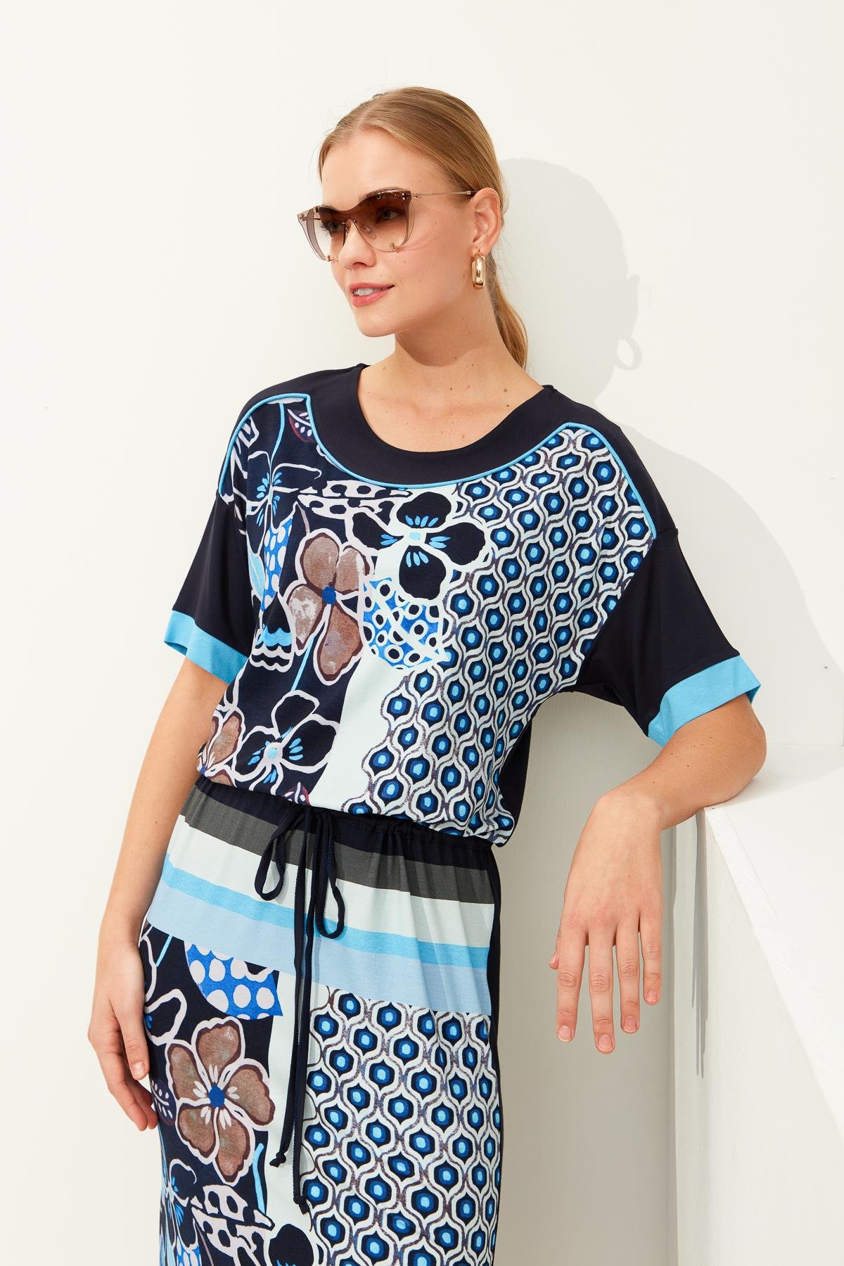 23725Женское хлопковое платье с рисунком и разрезом темно синее