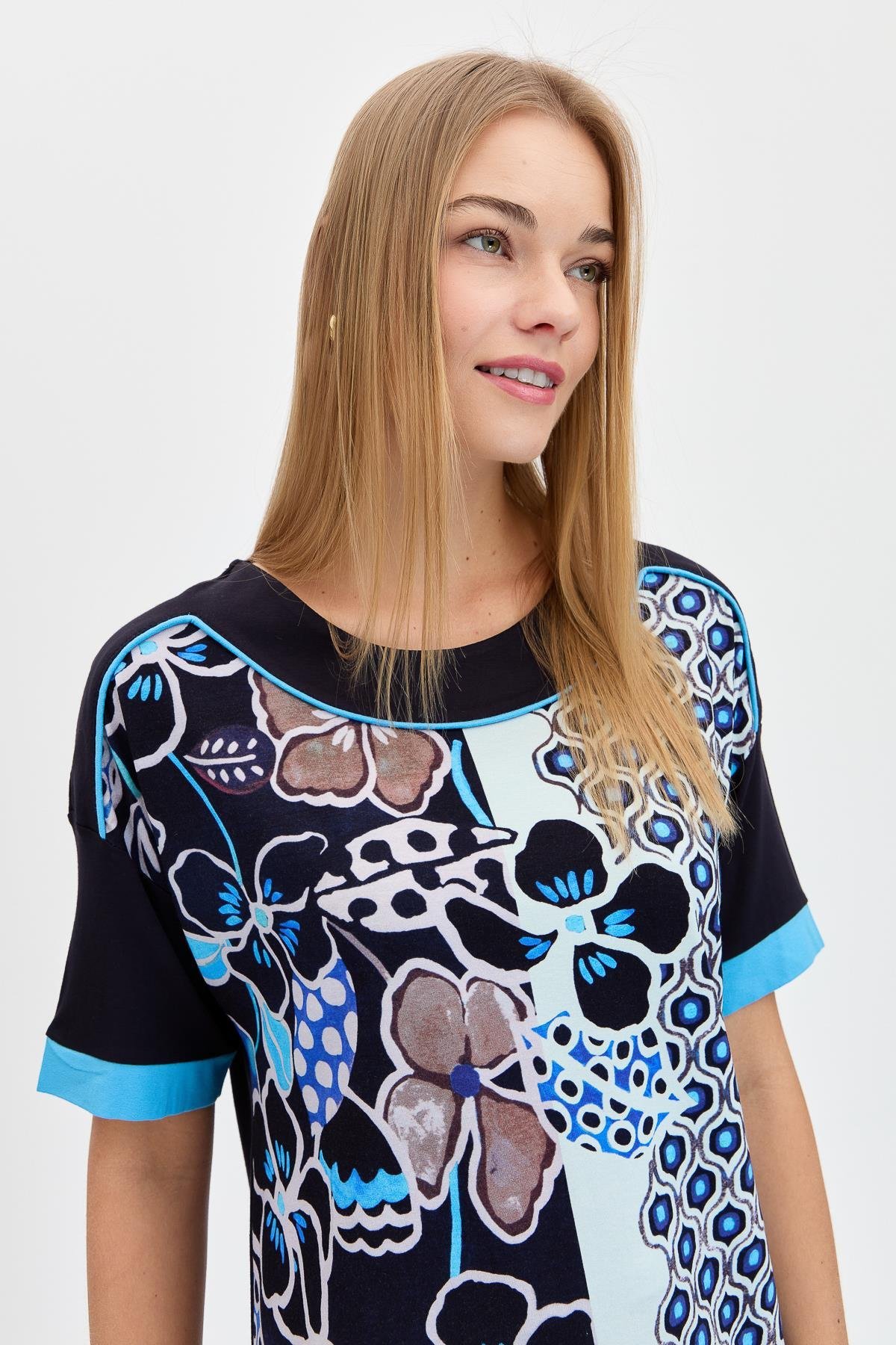 23724Kadın Çiçek Desenli Penye T-shirt Lacivert