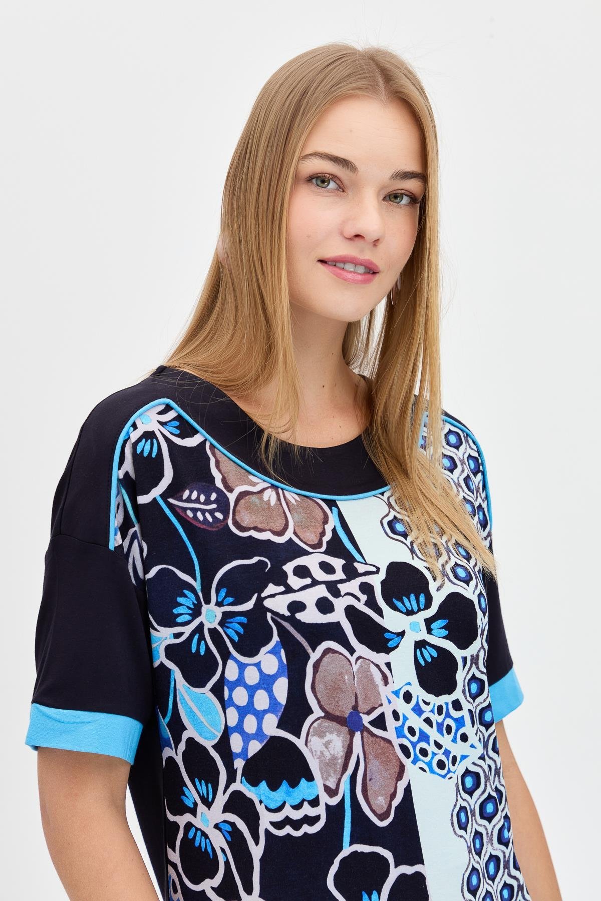 23724Kadın Çiçek Desenli Penye T-shirt Lacivert