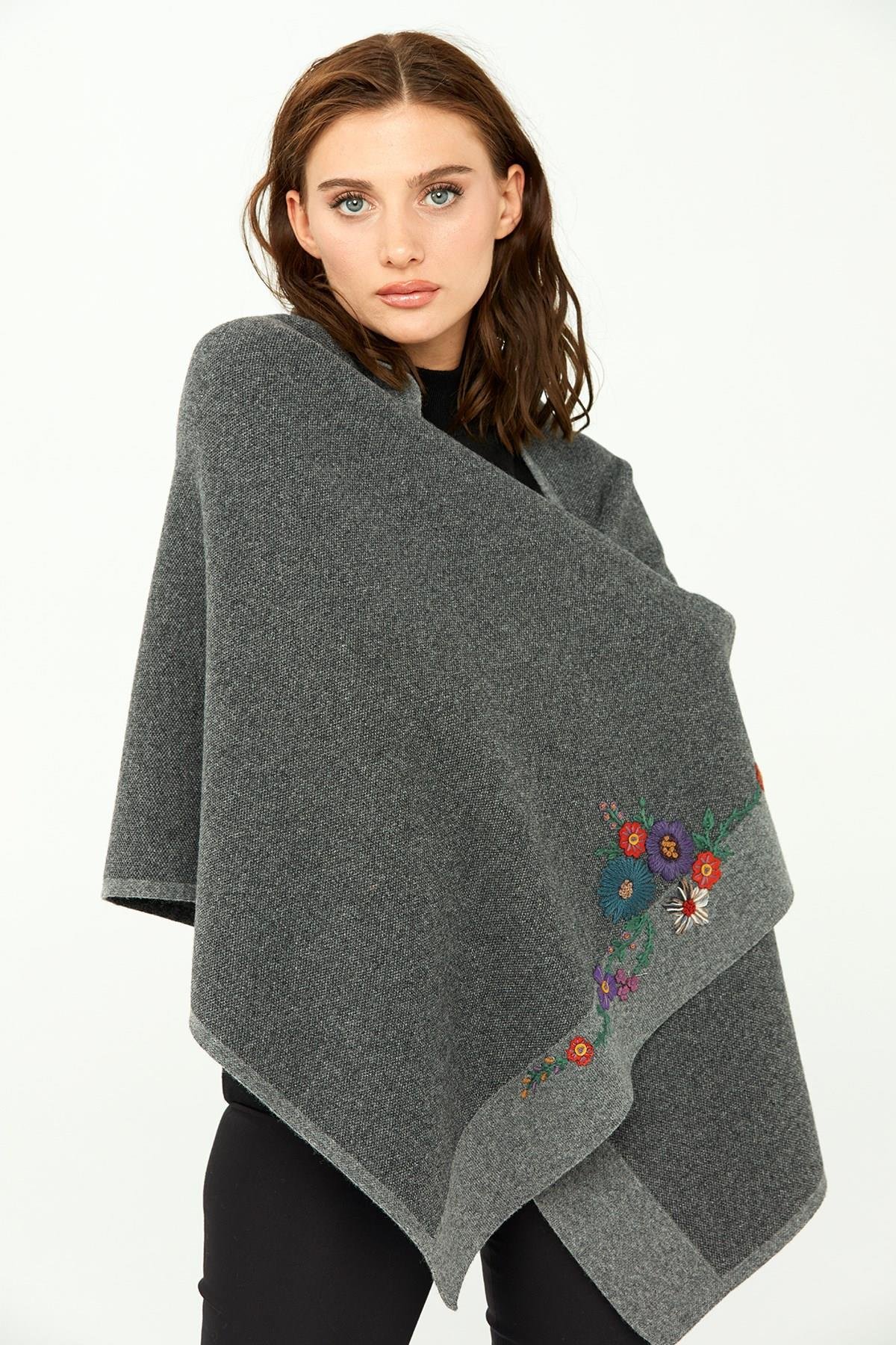 23154Kadın Çiçek İşlemeli Triko Şal Füme