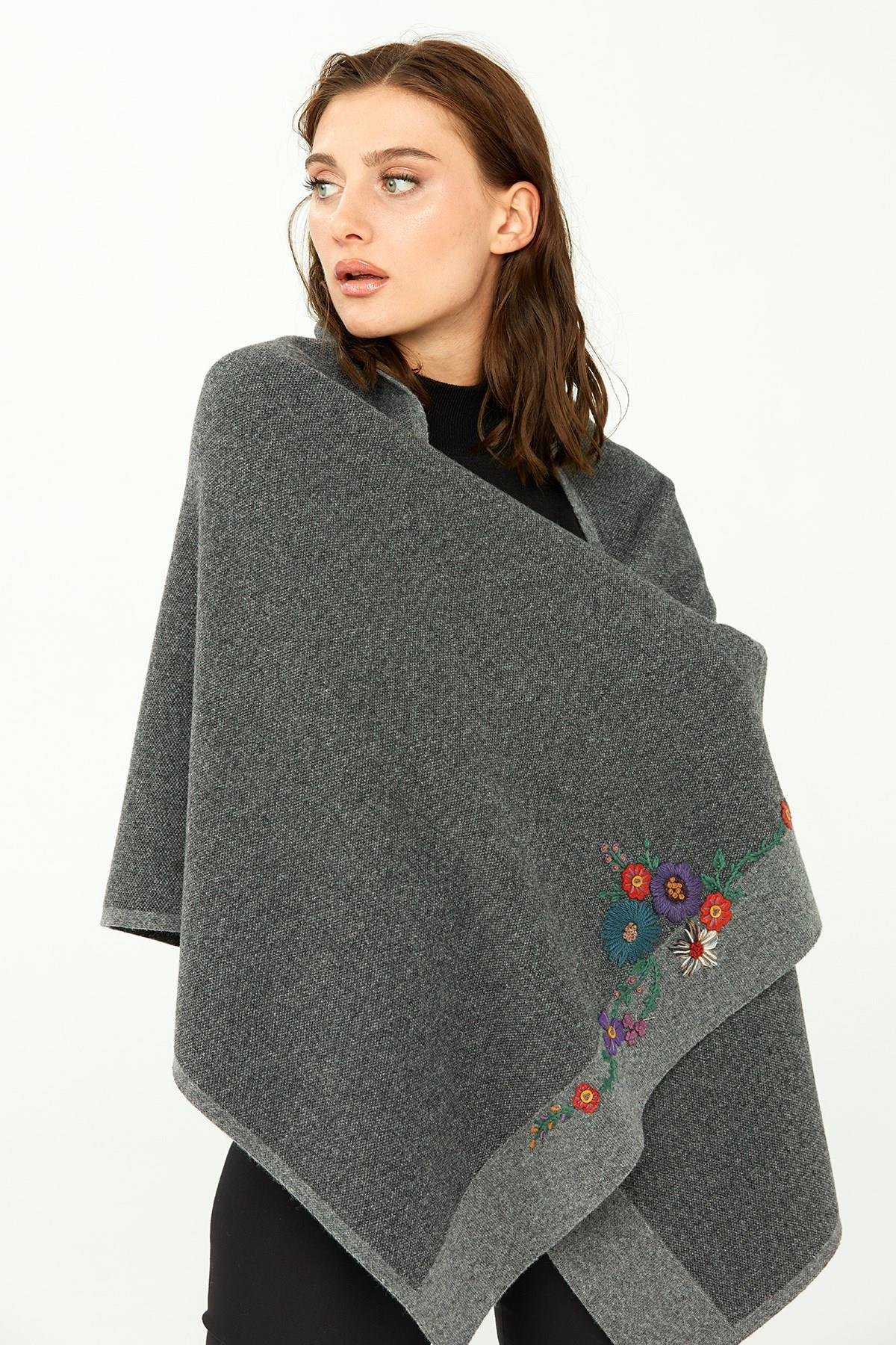 23154Kadın Çiçek İşlemeli Triko Şal Füme