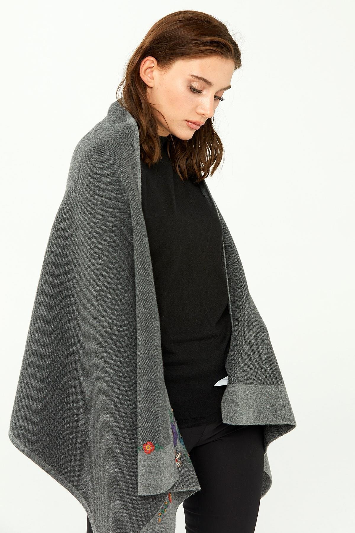 23154Kadın Çiçek İşlemeli Triko Şal Füme