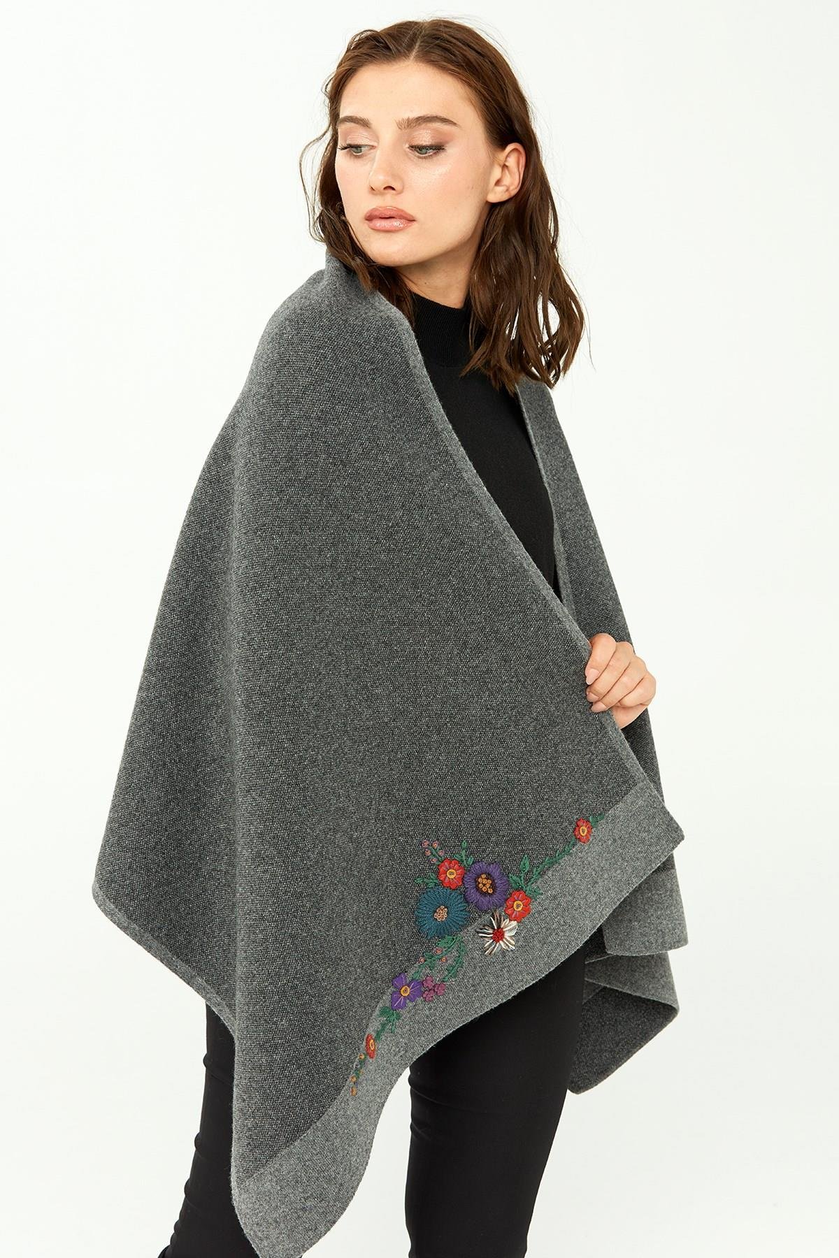 23154Kadın Çiçek İşlemeli Triko Şal Füme