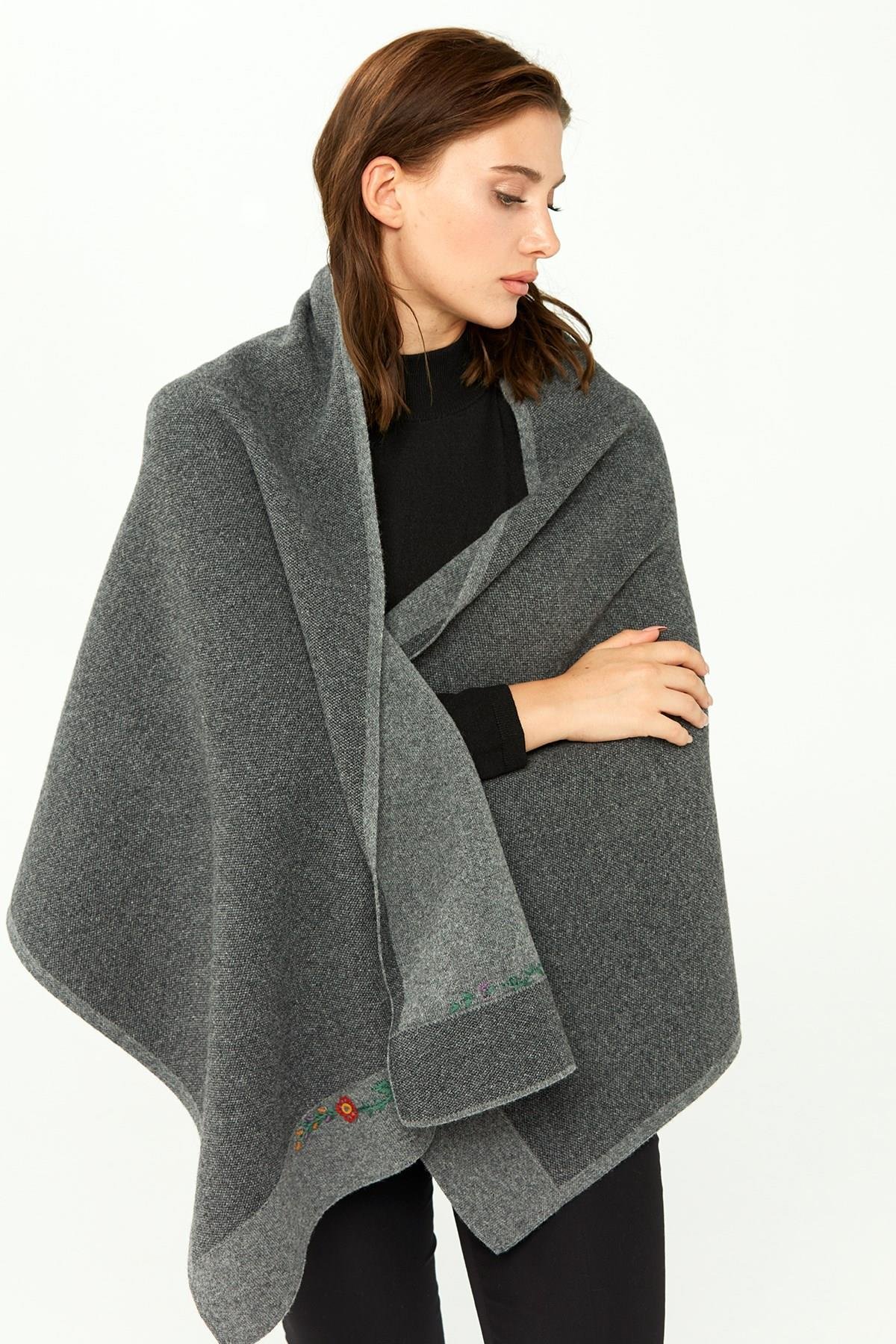 23154Kadın Çiçek İşlemeli Triko Şal Füme