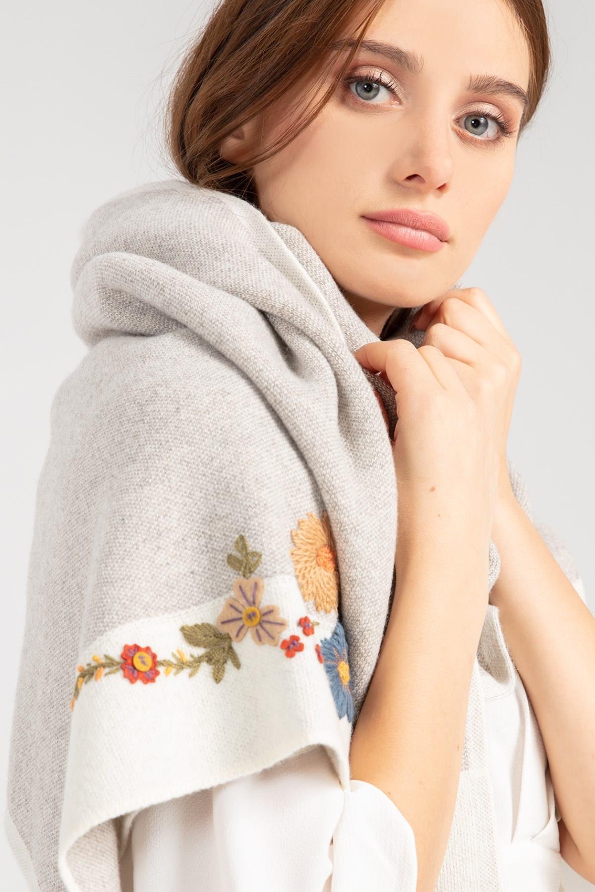23154Kadın Çiçek İşlemeli Triko Şal Kemik