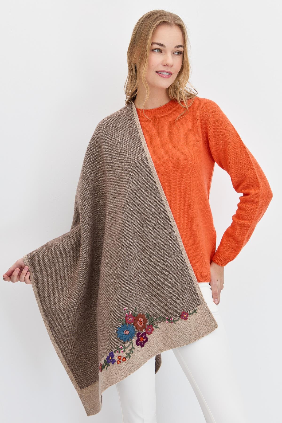 23154Kadın Çiçek İşlemeli Triko Şal K.Bej