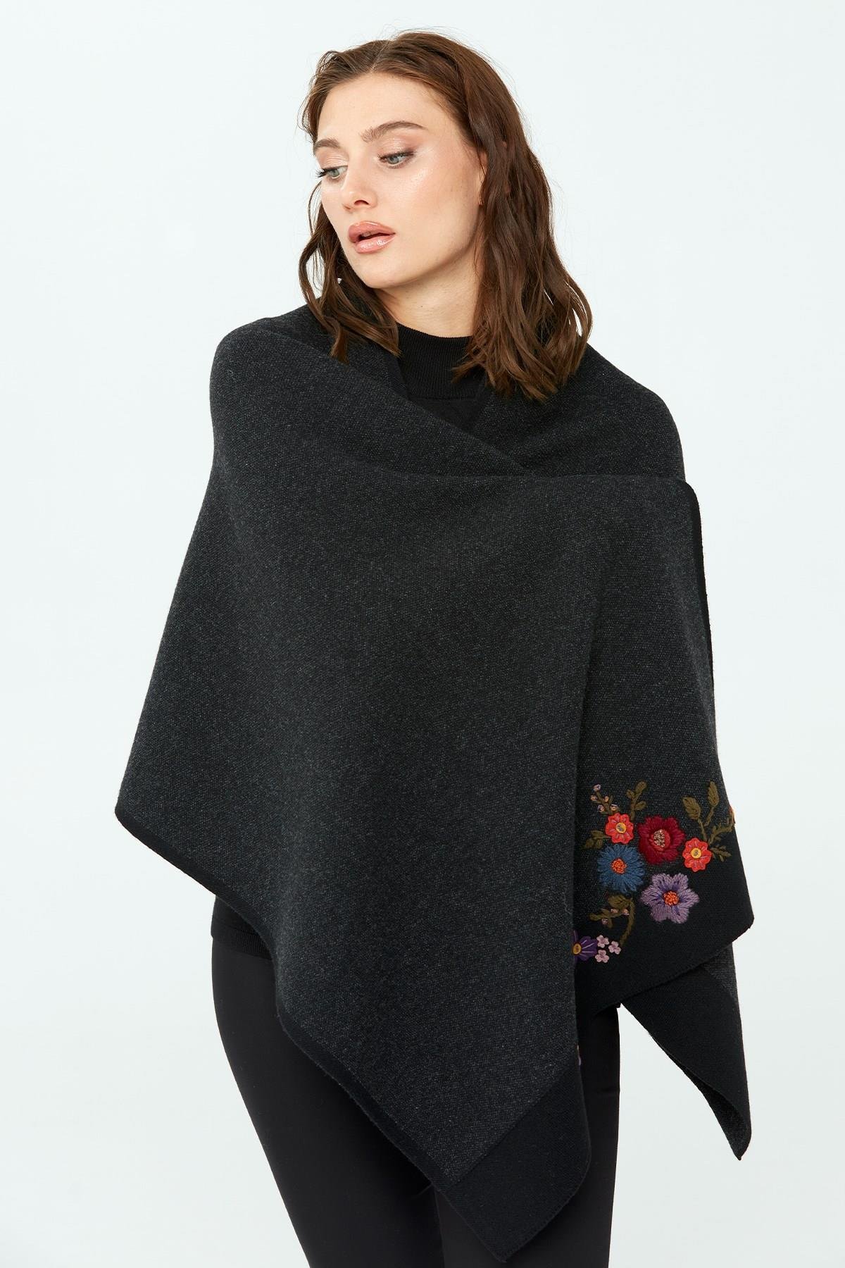 23154Kadın Çiçek İşlemeli Triko Şal Siyah
