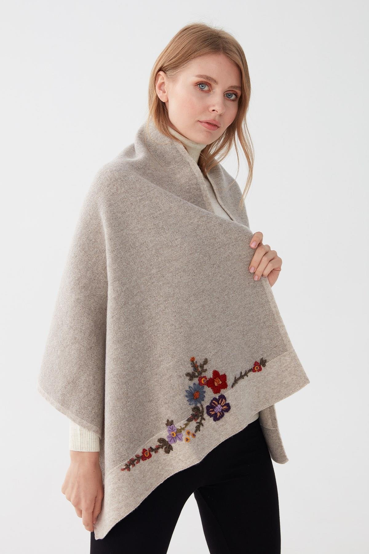 23154Kadın Çiçek İşlemeli Triko Şal V.Bej