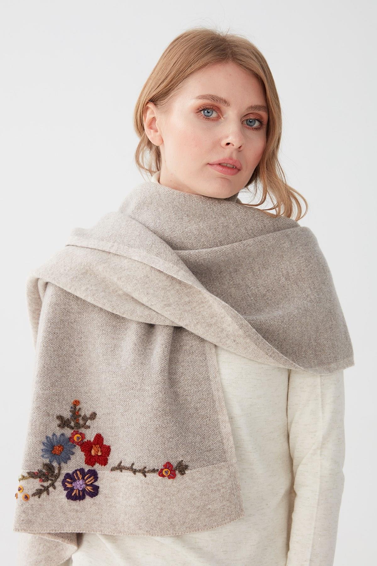 23154Kadın Çiçek İşlemeli Triko Şal V.Bej