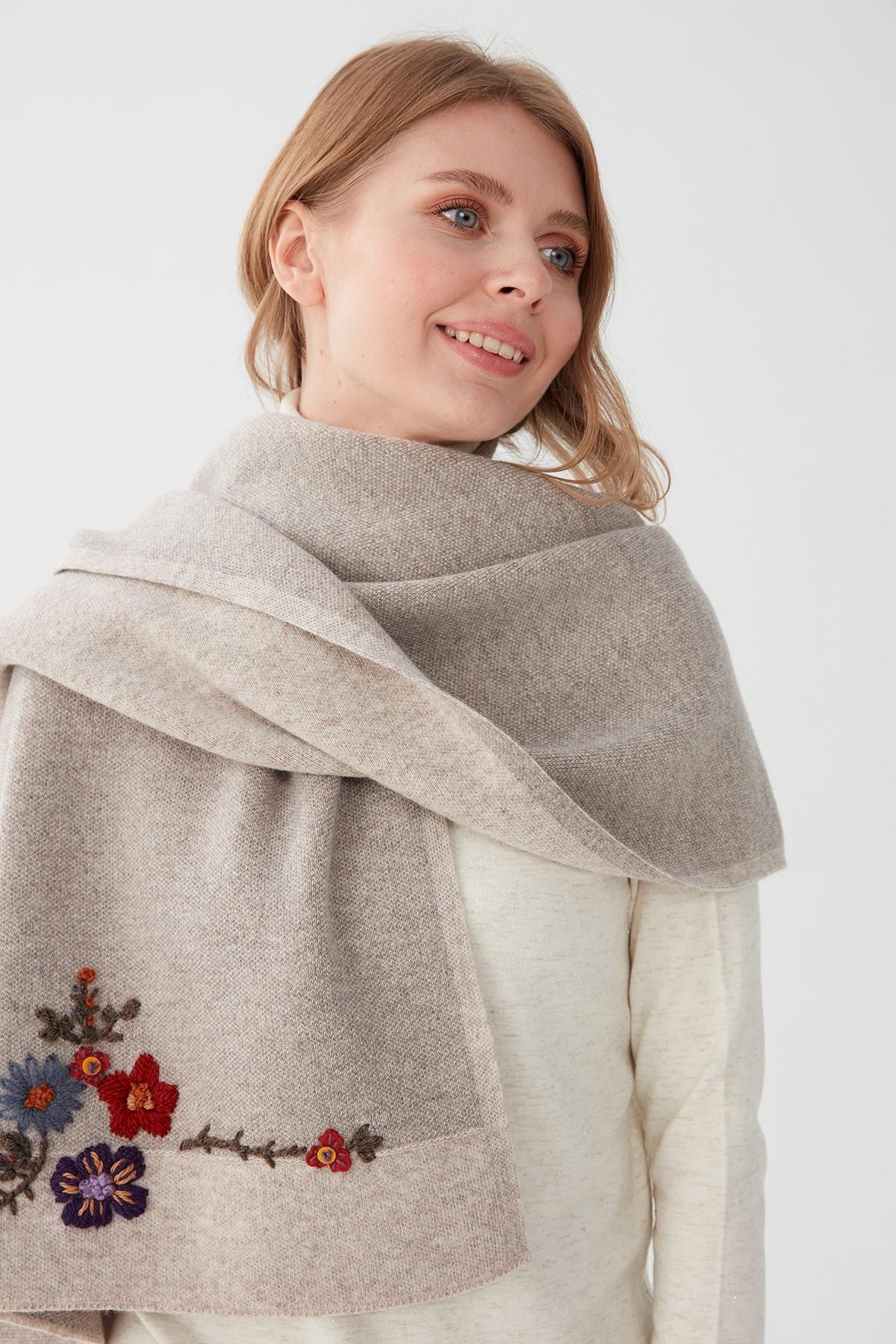 23154Kadın Çiçek İşlemeli Triko Şal V.Bej