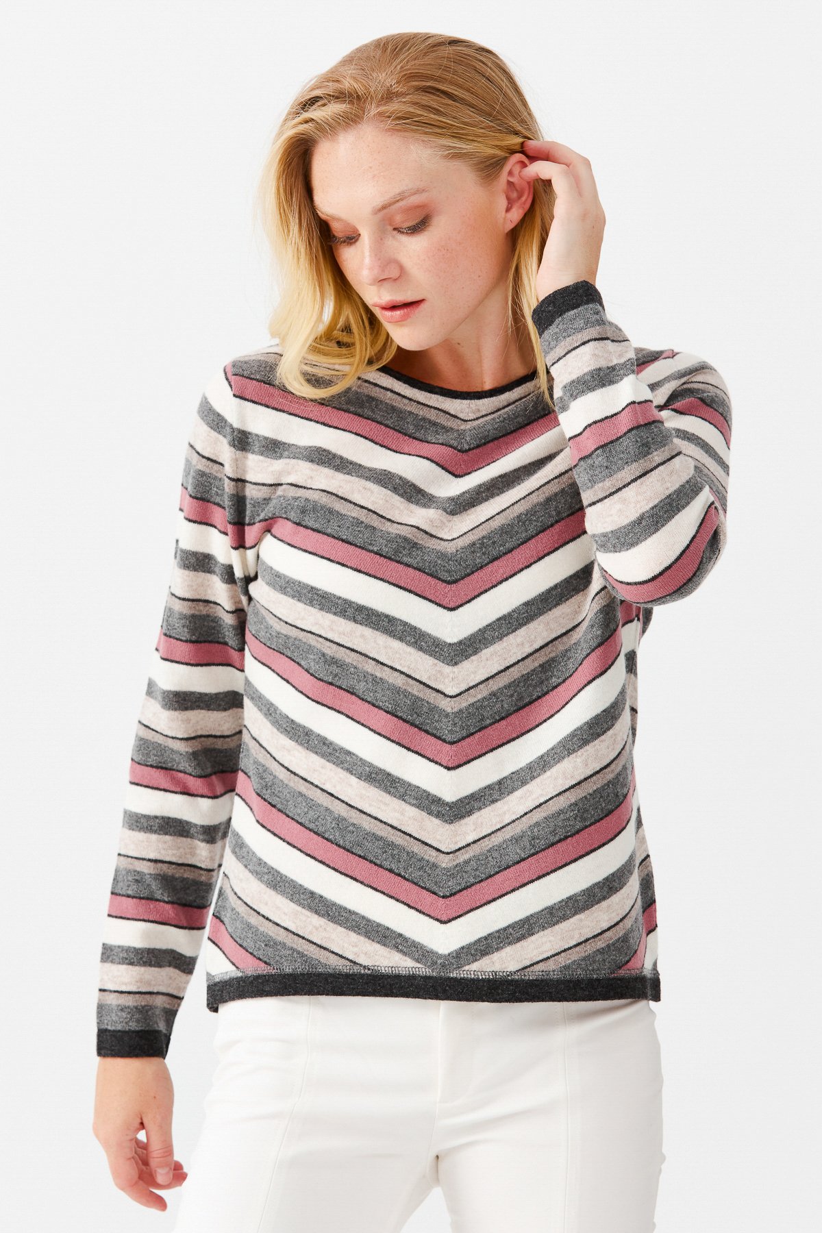 22293Женский шерстяной свитер темно- серый