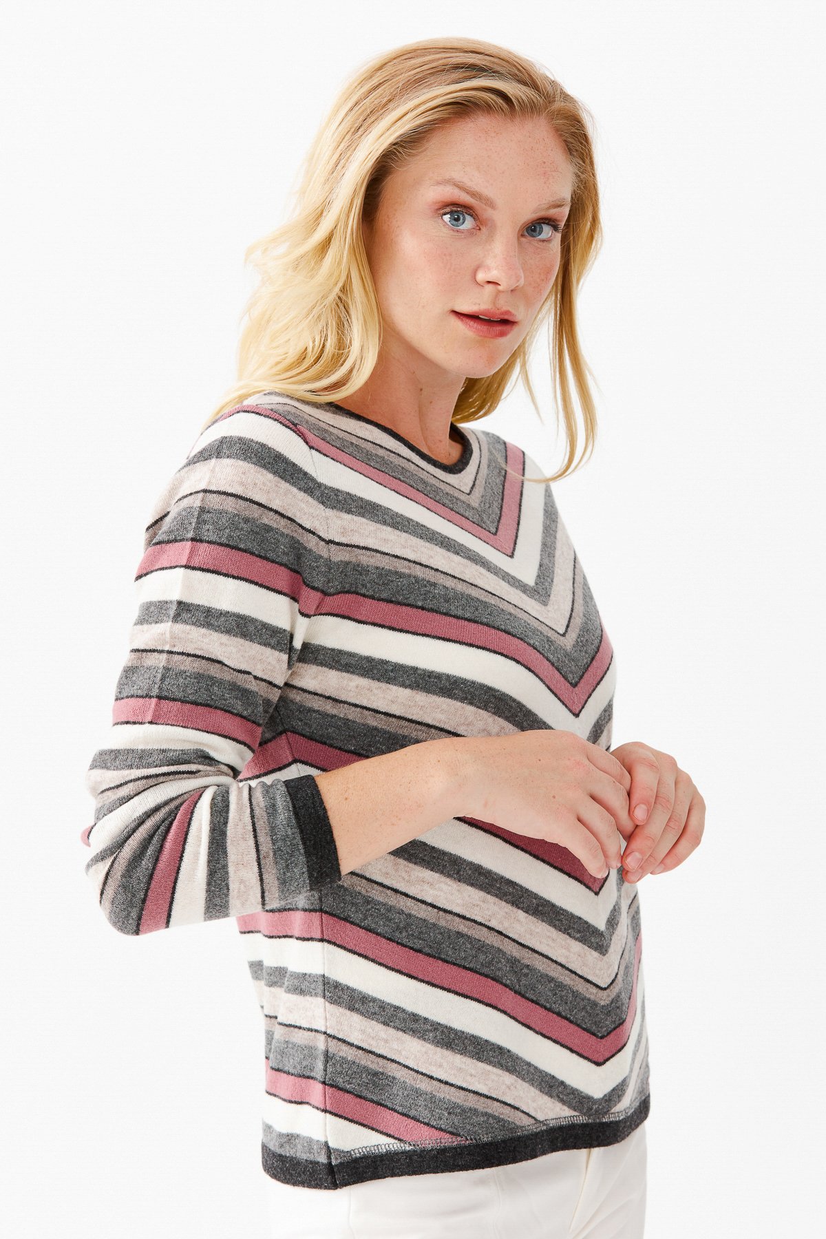 22293Женский шерстяной свитер темно- серый