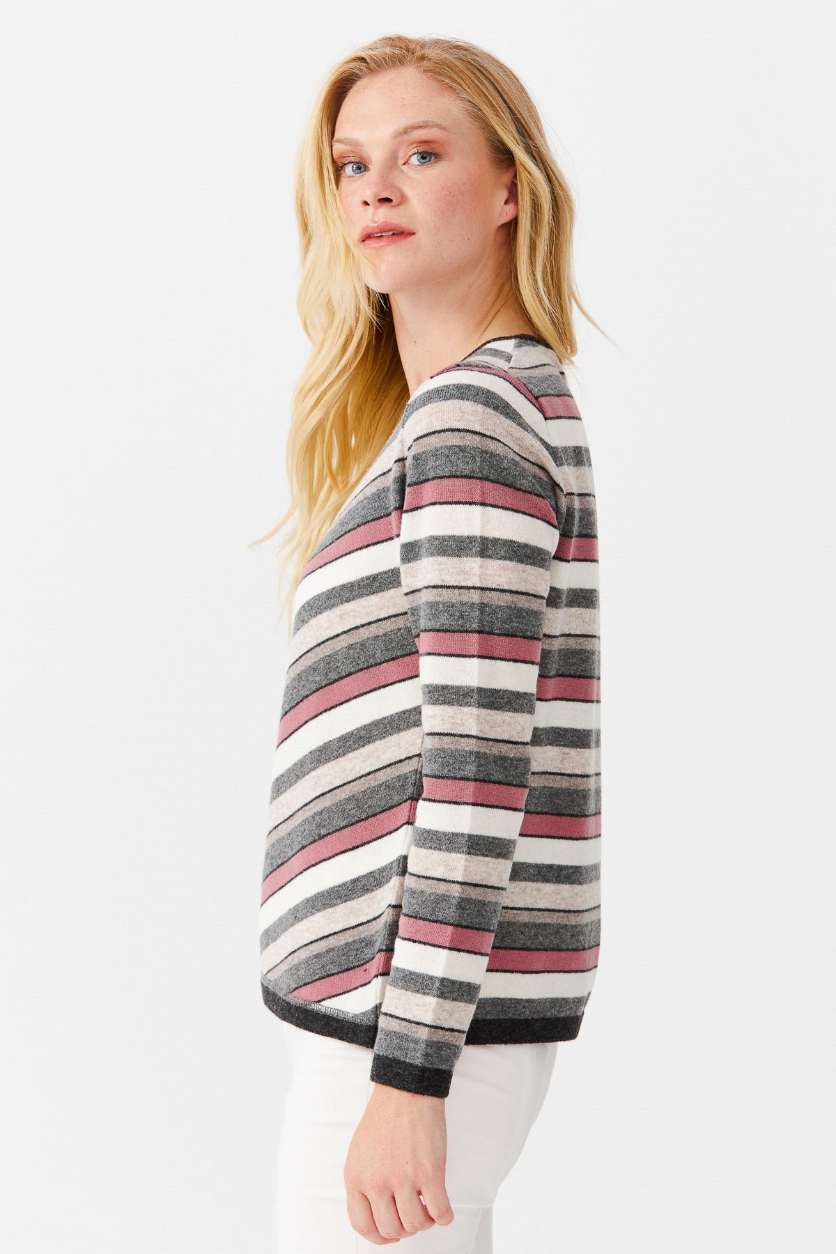 22293Женский шерстяной свитер темно- серый